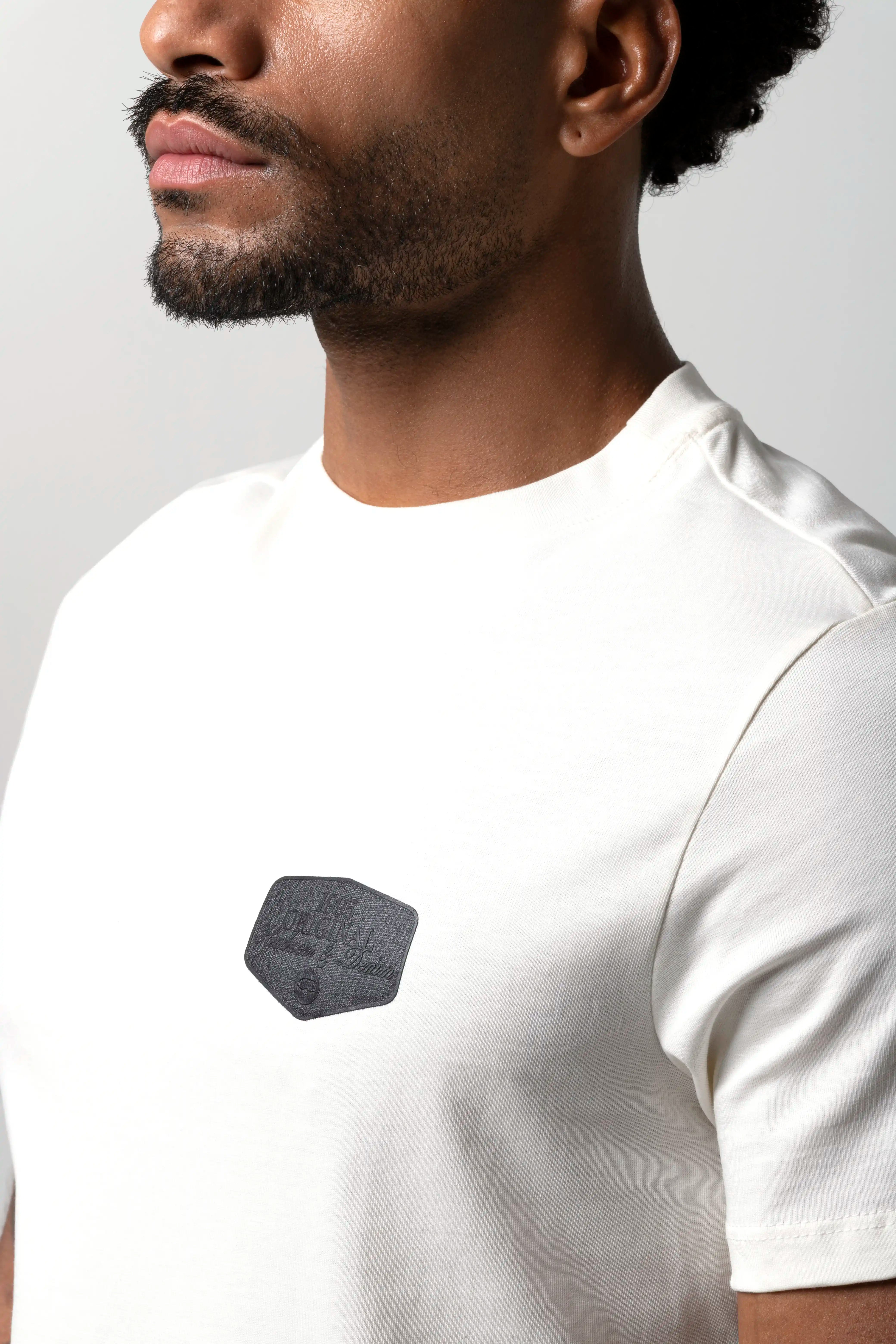 CAMISETA ESPECIAL ESTAMPADO LOCALIZADO COLOR IVORY