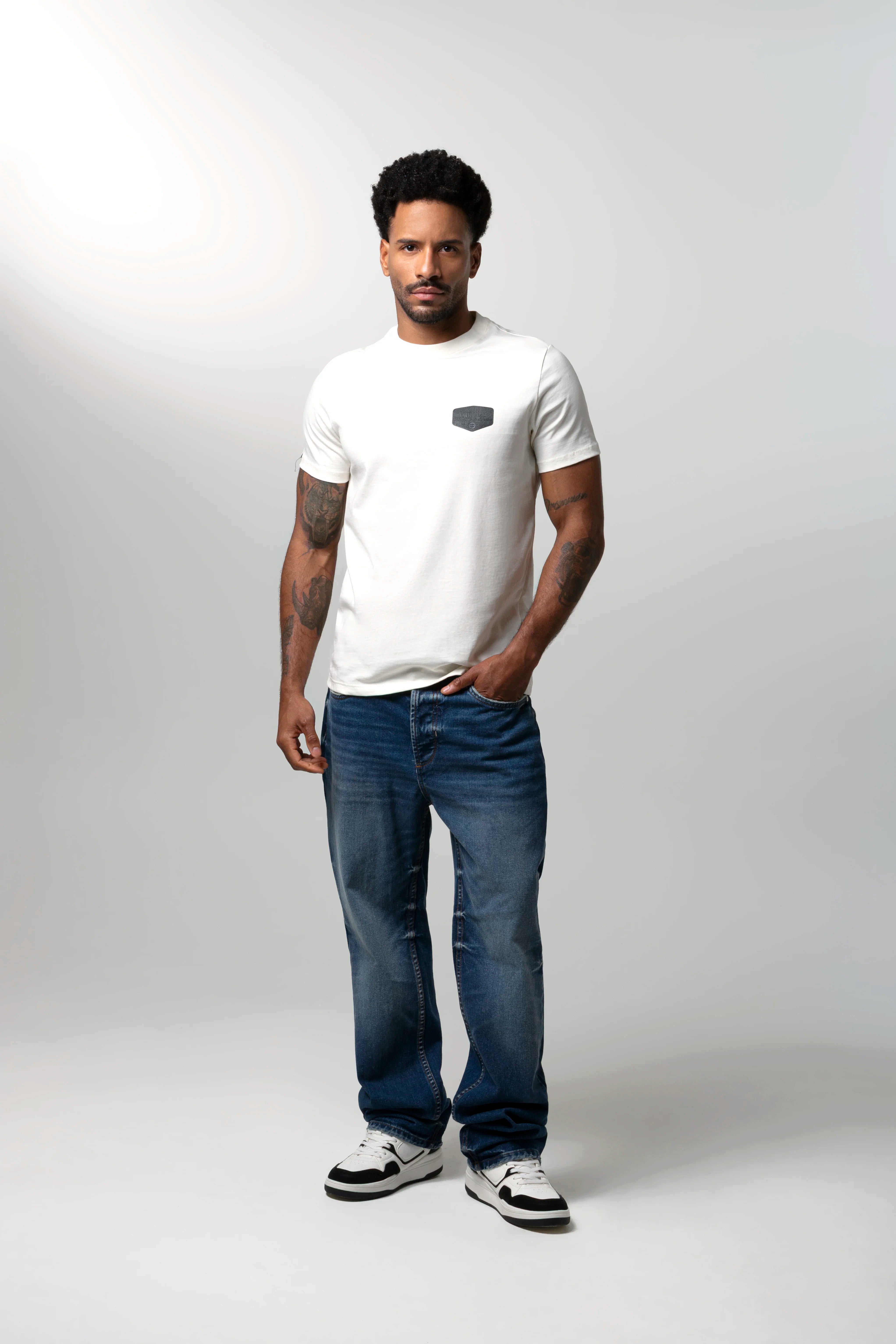 CAMISETA ESPECIAL ESTAMPADO LOCALIZADO COLOR IVORY