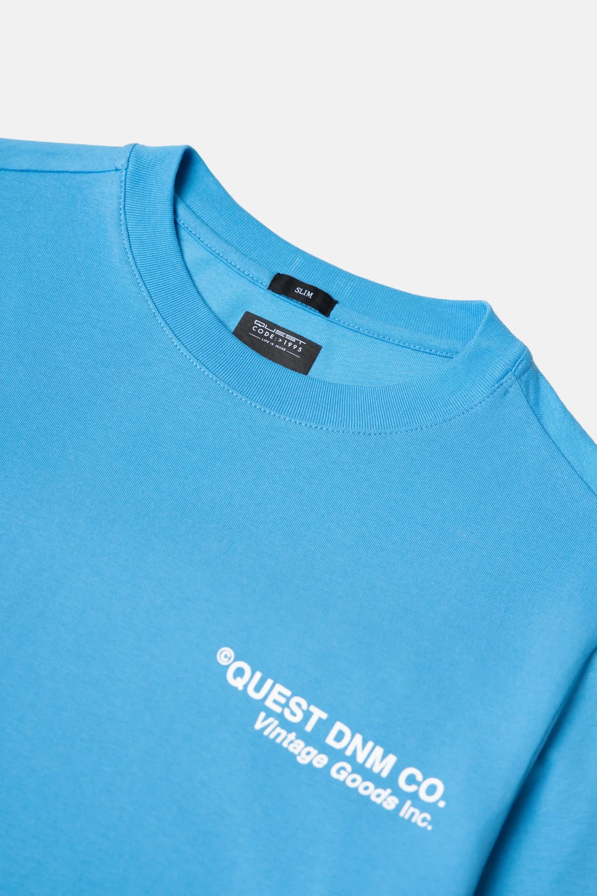 CAMISETA ESPECIAL ESTAMPADO LOCALIZADO COLOR AZUL REY