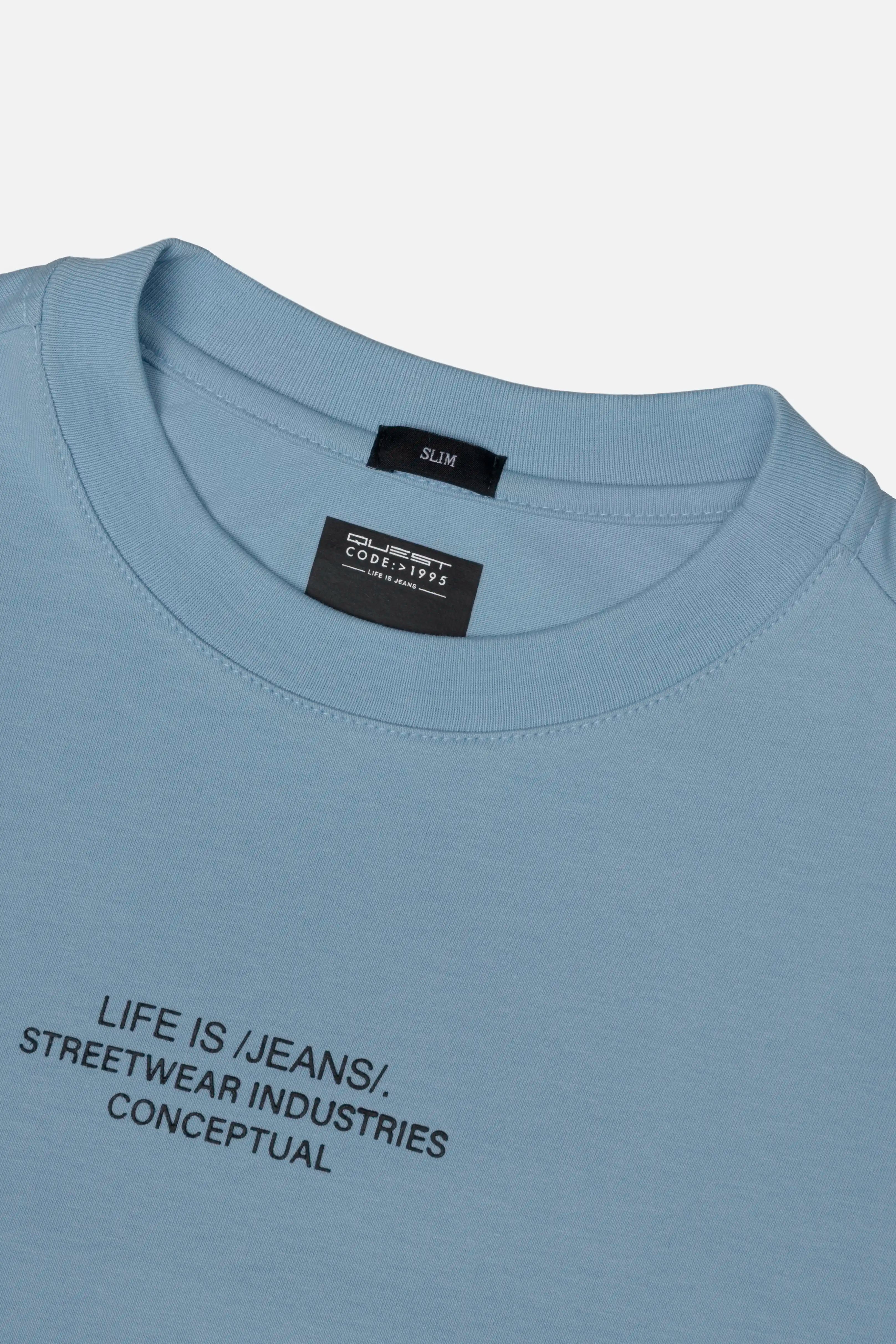 CAMISETA ESPECIAL ESTAMPADO LOCALIZADO COLOR AZUL MEDIO EMPOLVADO