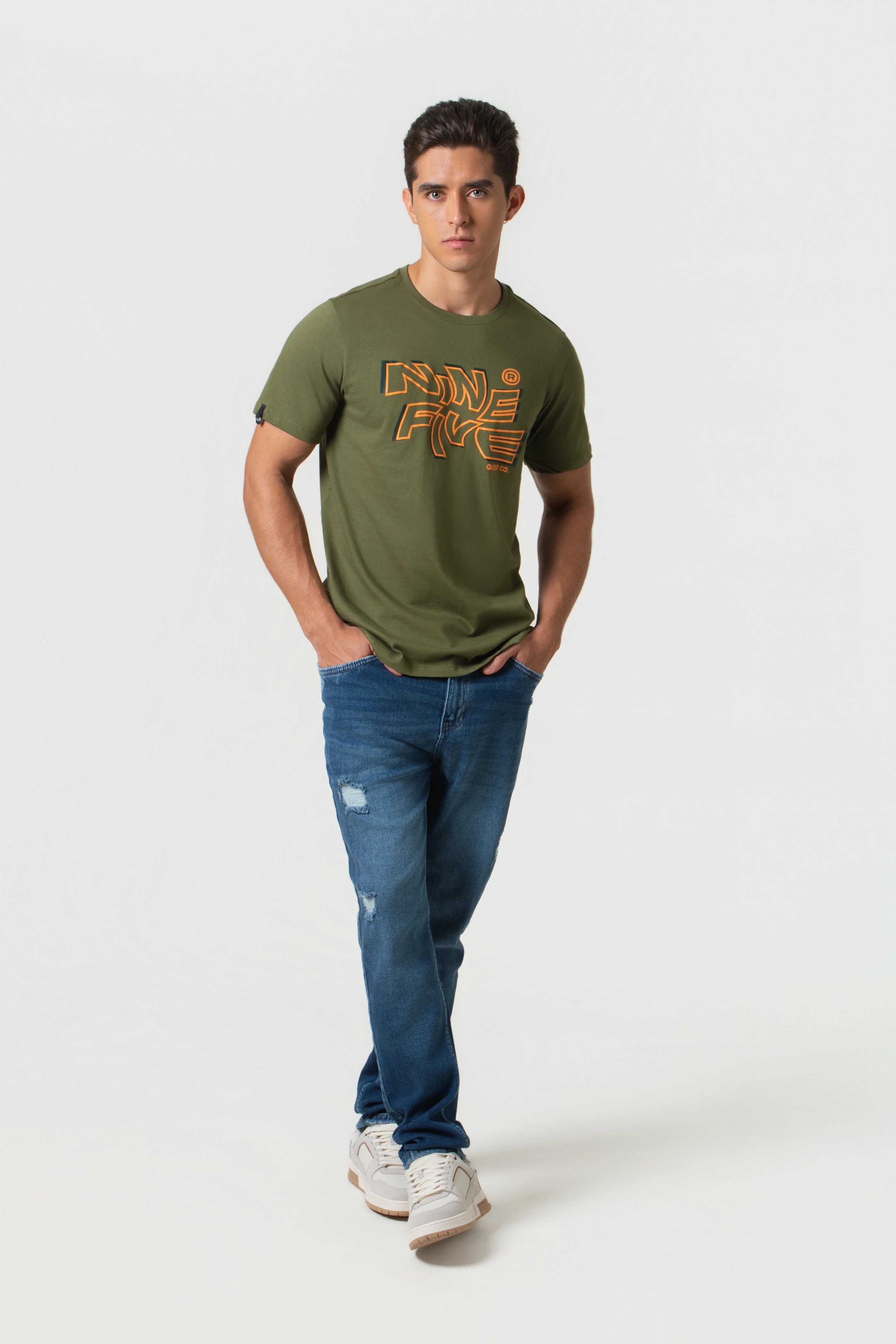 CAMISETA ESPECIAL ESTAMPADO LOCALIZADO COLOR DARK OLIVA