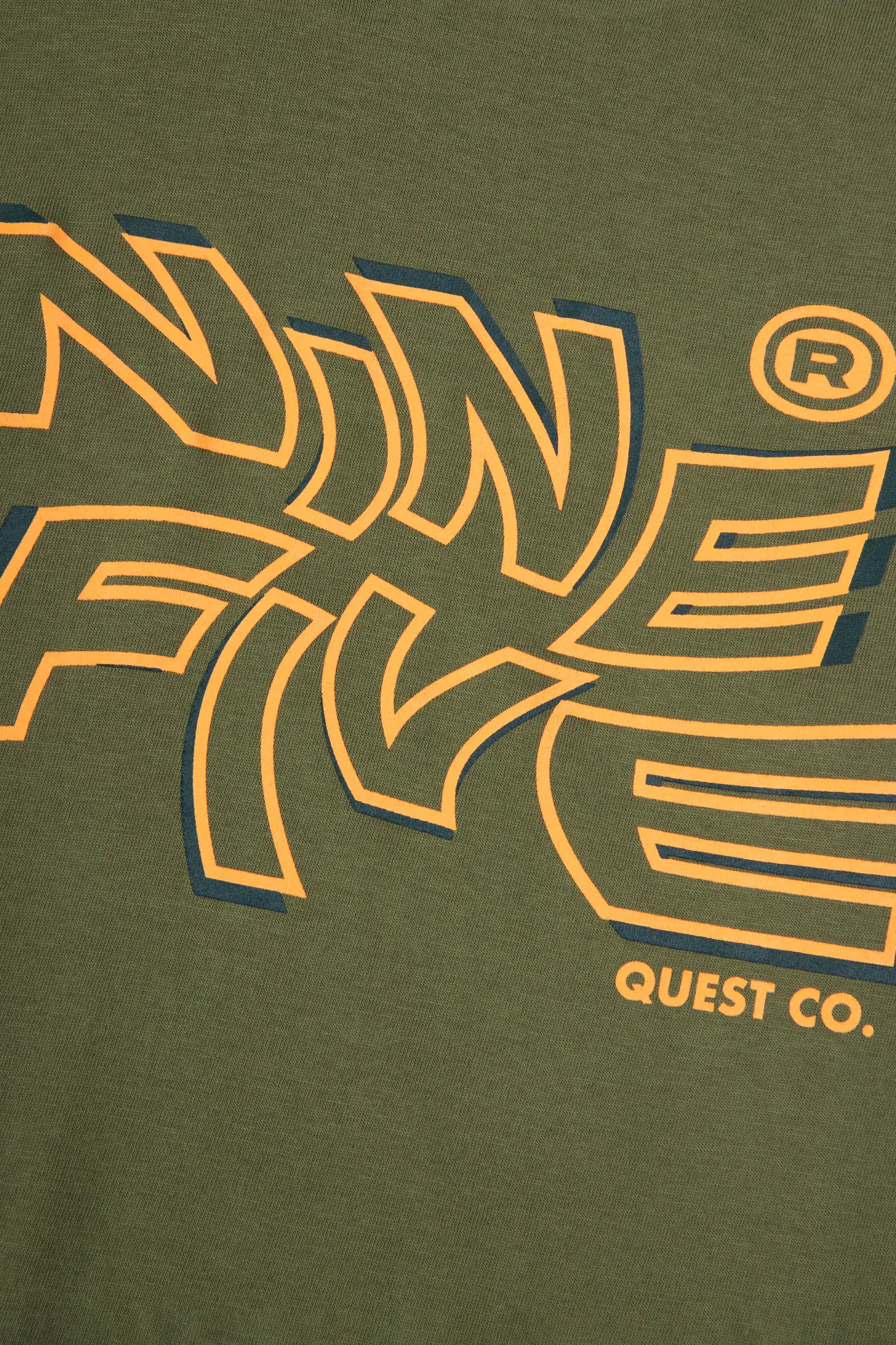 CAMISETA ESPECIAL ESTAMPADO LOCALIZADO COLOR DARK OLIVA