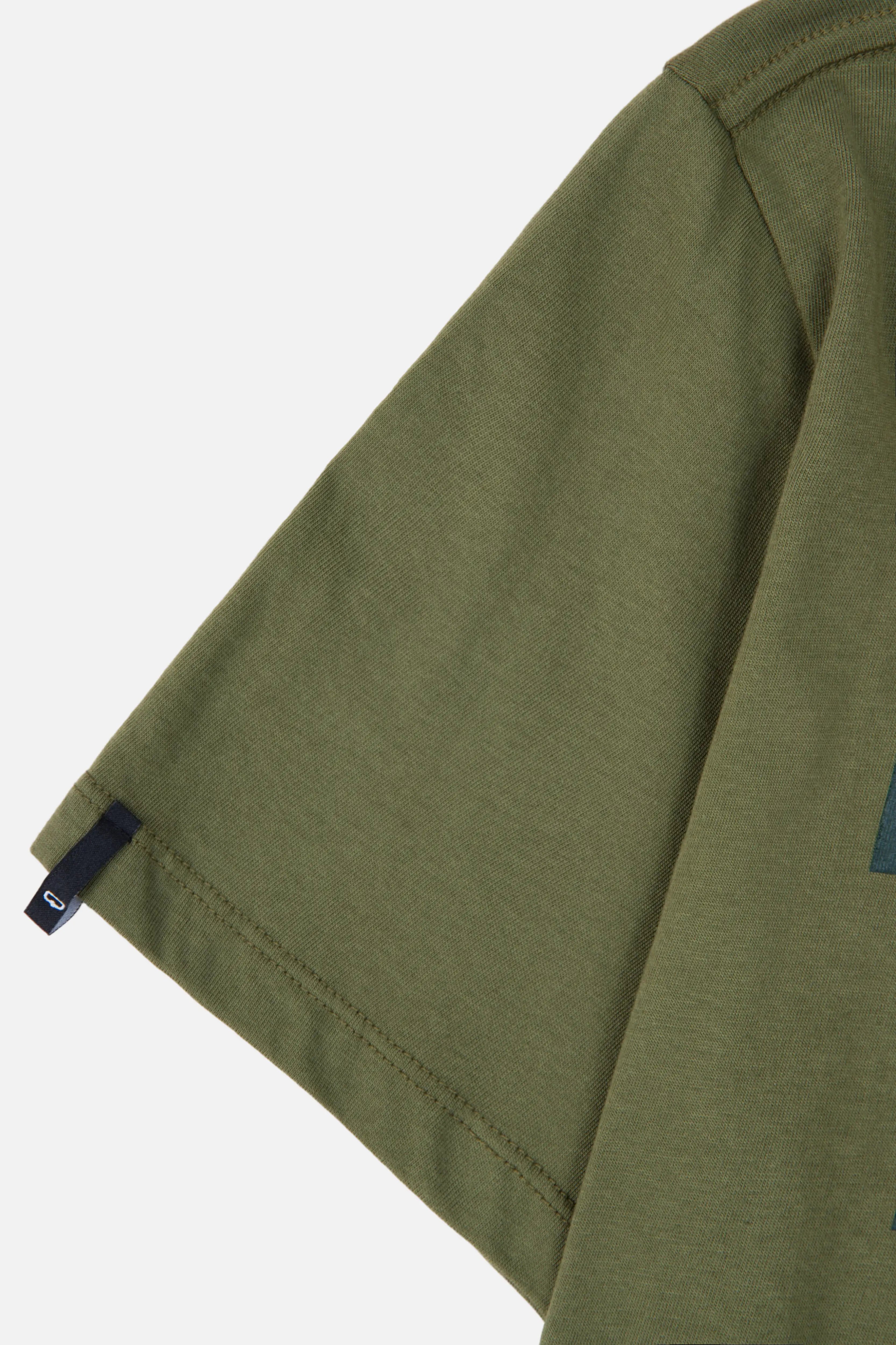 CAMISETA ESPECIAL ESTAMPADO LOCALIZADO COLOR DARK OLIVA