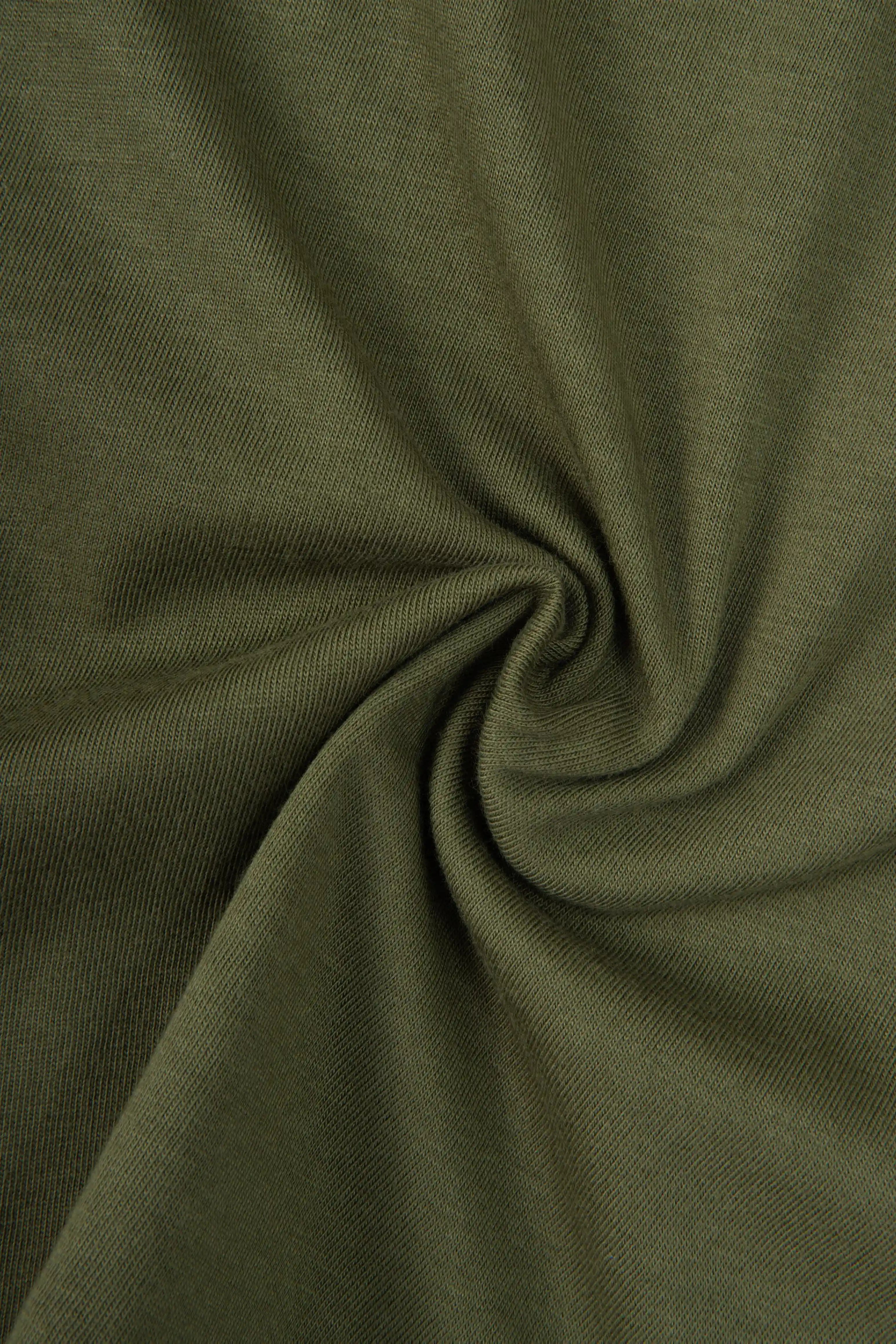 CAMISETA ESPECIAL ESTAMPADO LOCALIZADO COLOR DARK OLIVA