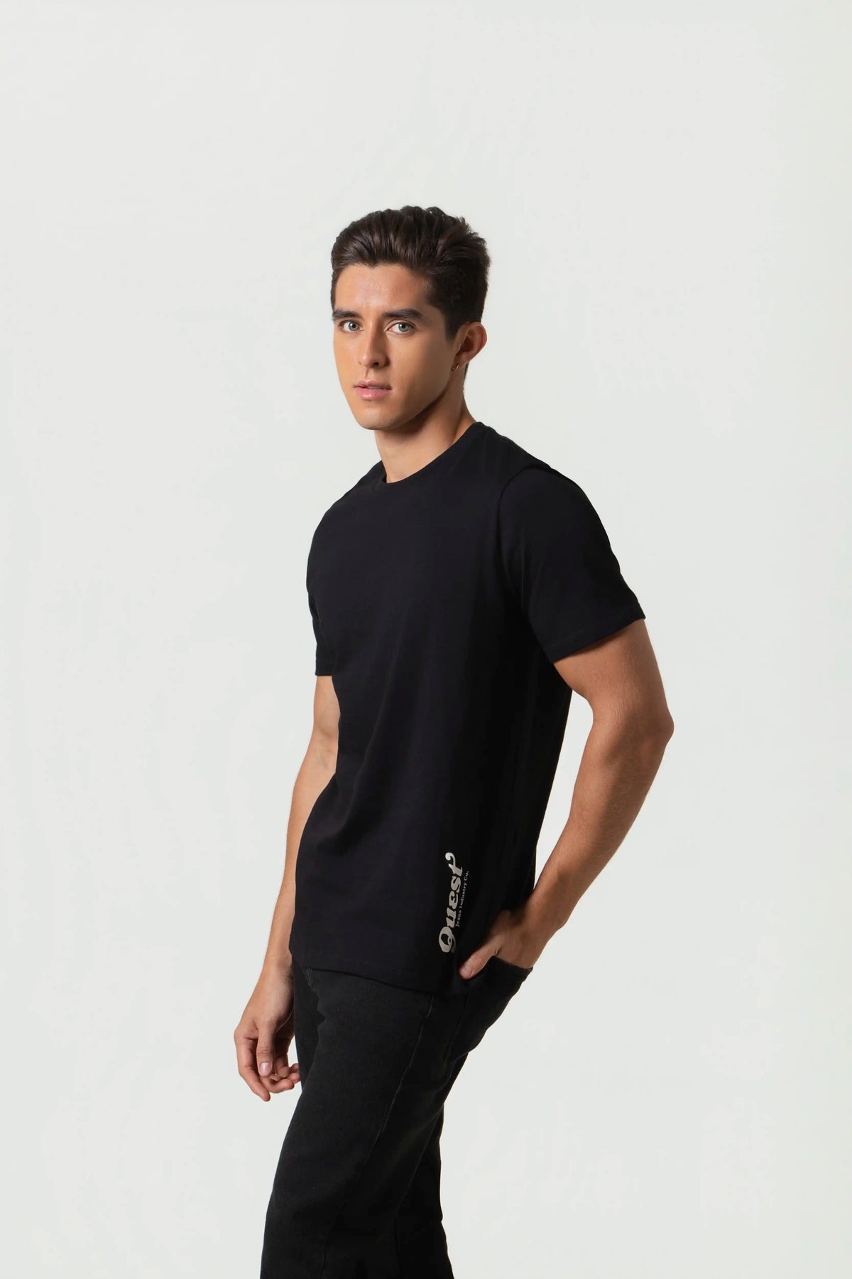 CAMISETA ESPECIAL ESTAMPADO LOCALIZADO COLOR NEGRO