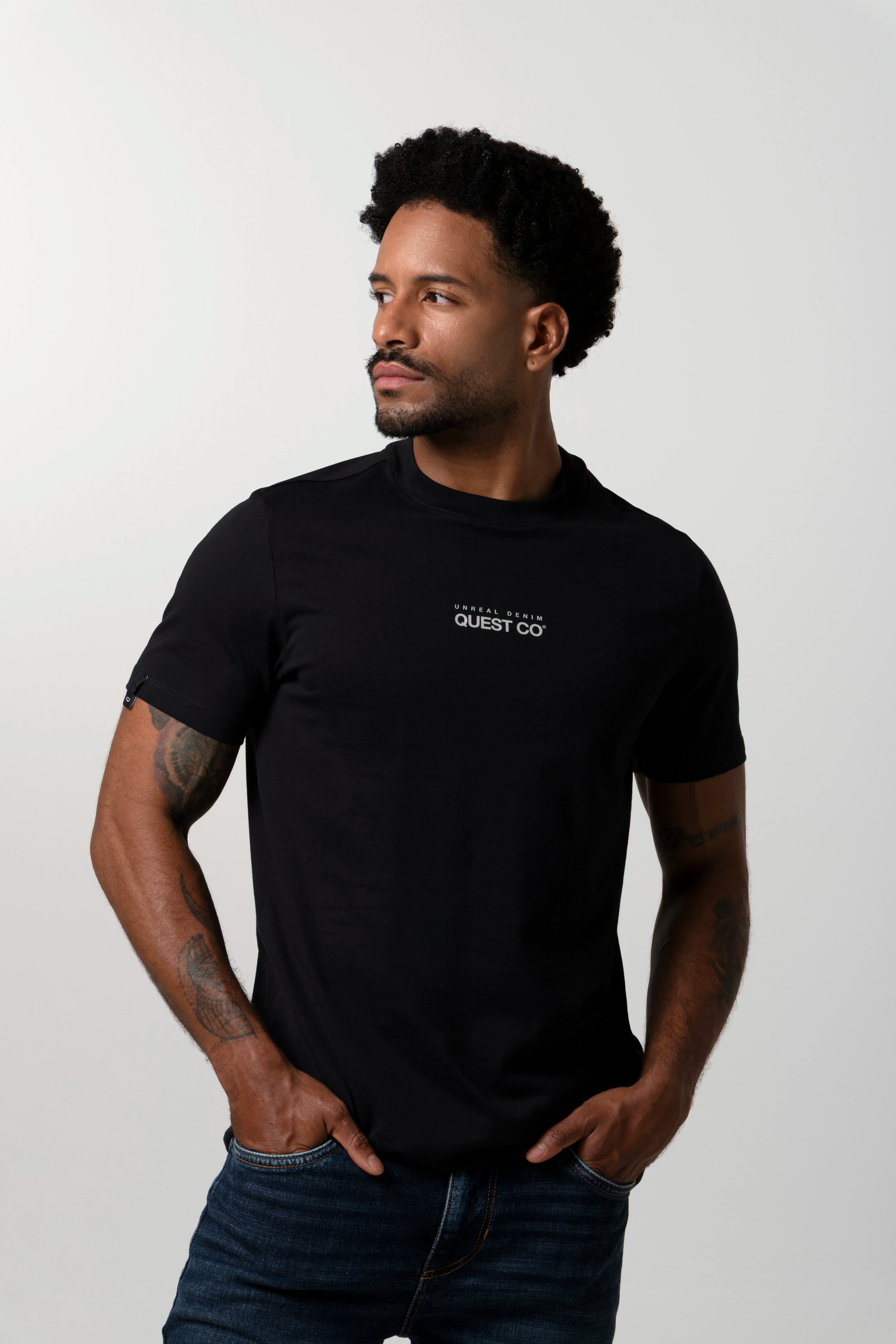 CAMISETA ESPECIAL ESTAMPADO LOCALIZADO COLOR NEGRO