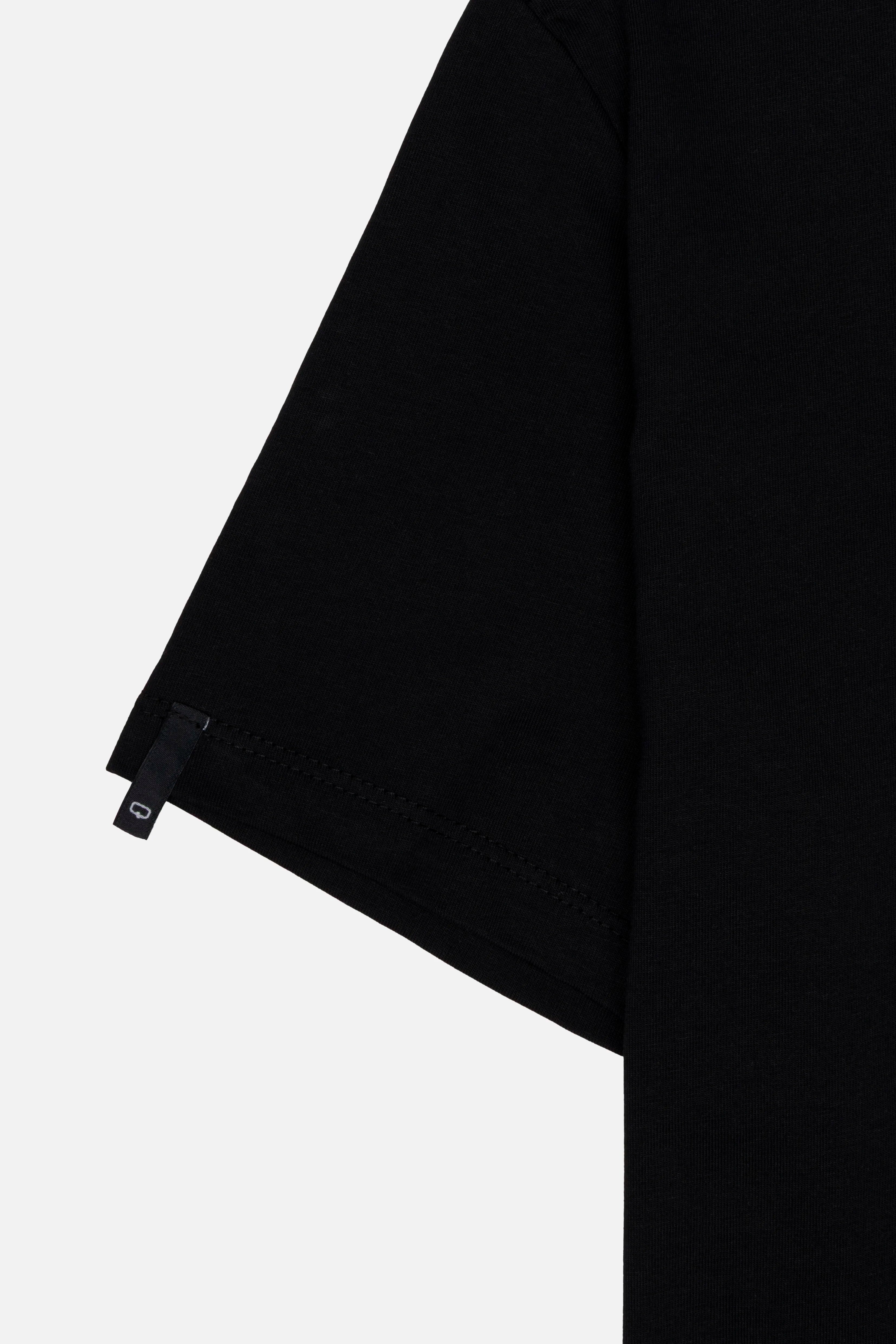 CAMISETA ESPECIAL ESTAMPADO LOCALIZADO COLOR NEGRO