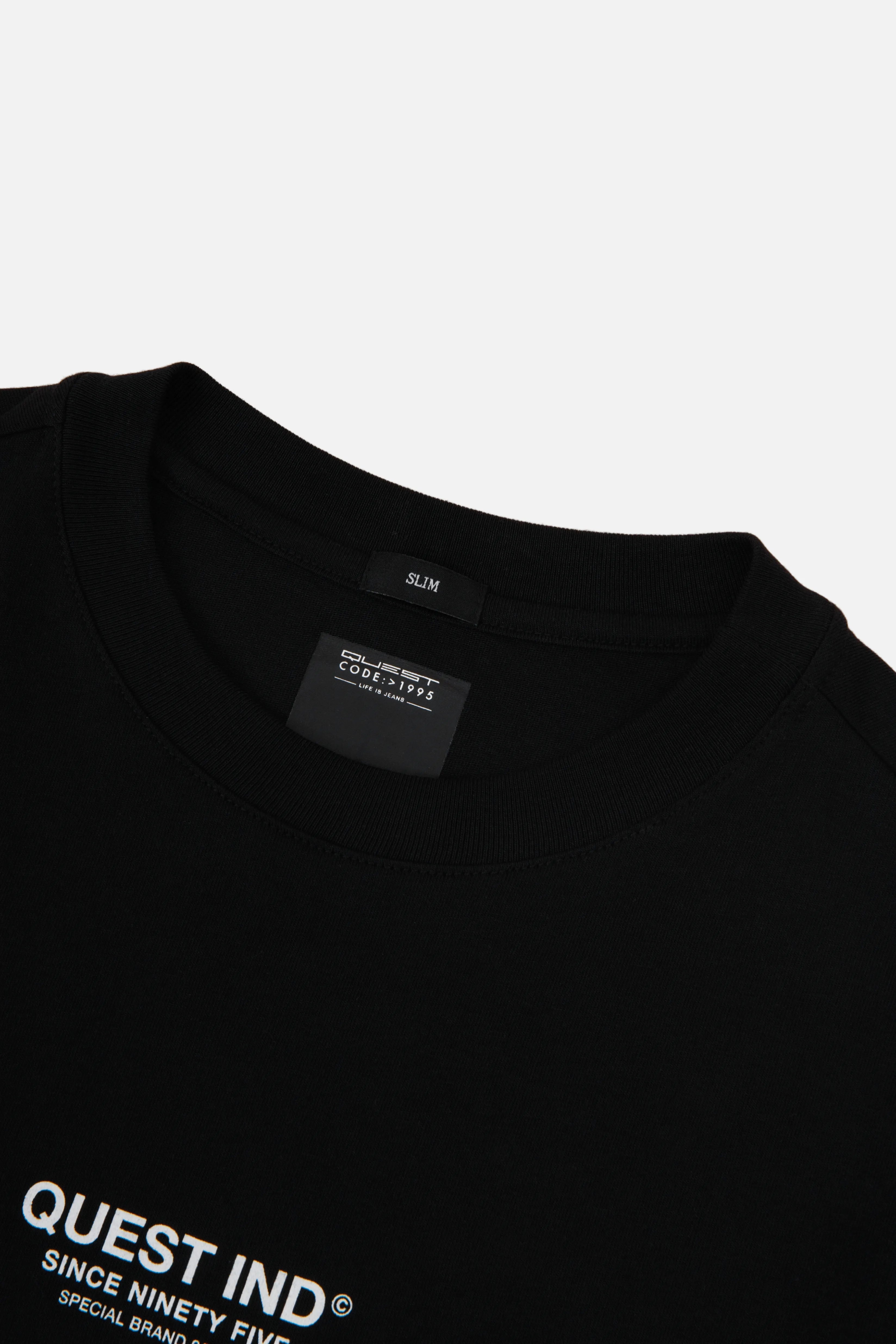 CAMISETA ESPECIAL ESTAMPADO LOCALIZADO COLOR NEGRO