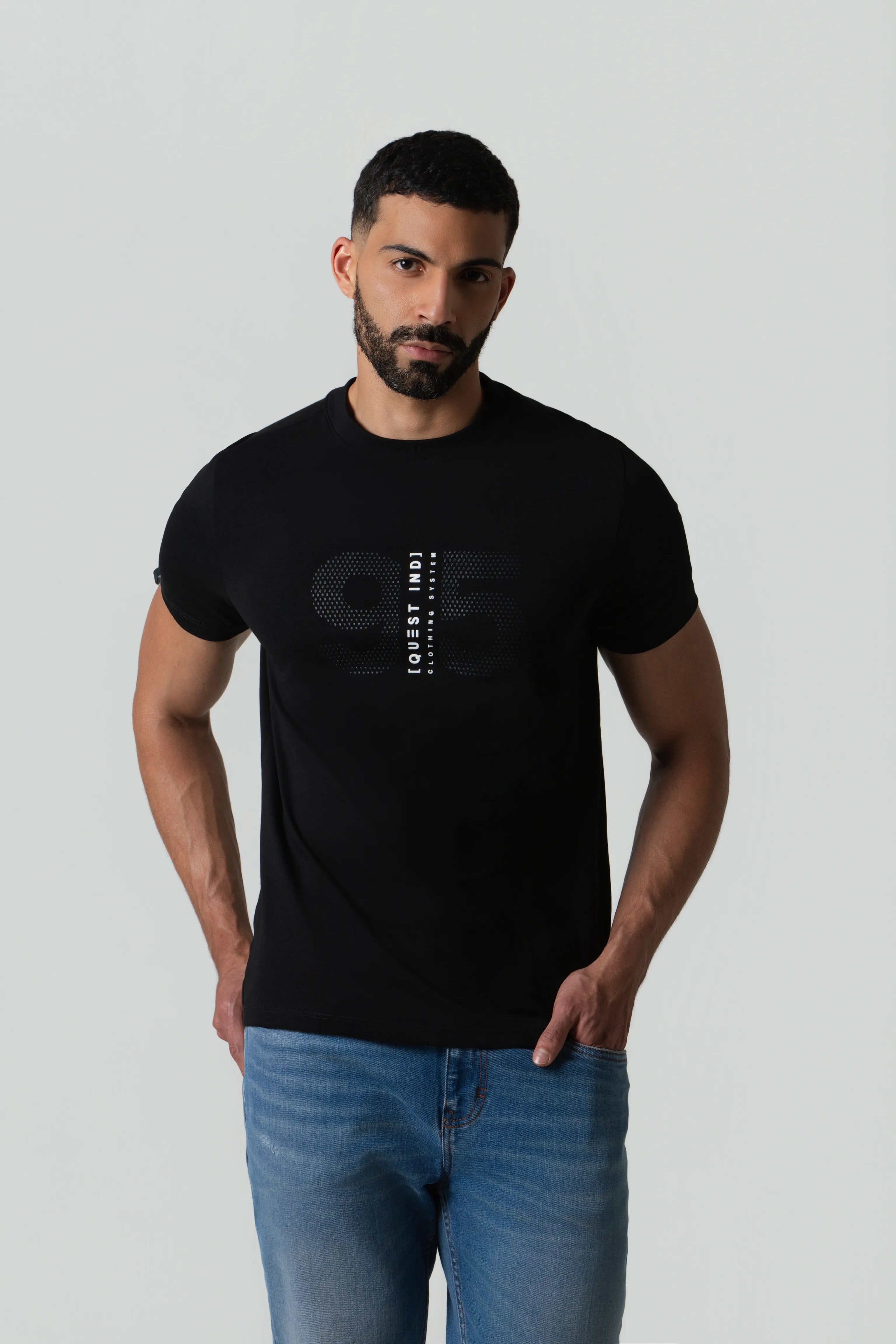 CAMISETA ESPECIAL ESTAMPADO LOCALIZADO COLOR NEGRO – Quest Colombia
