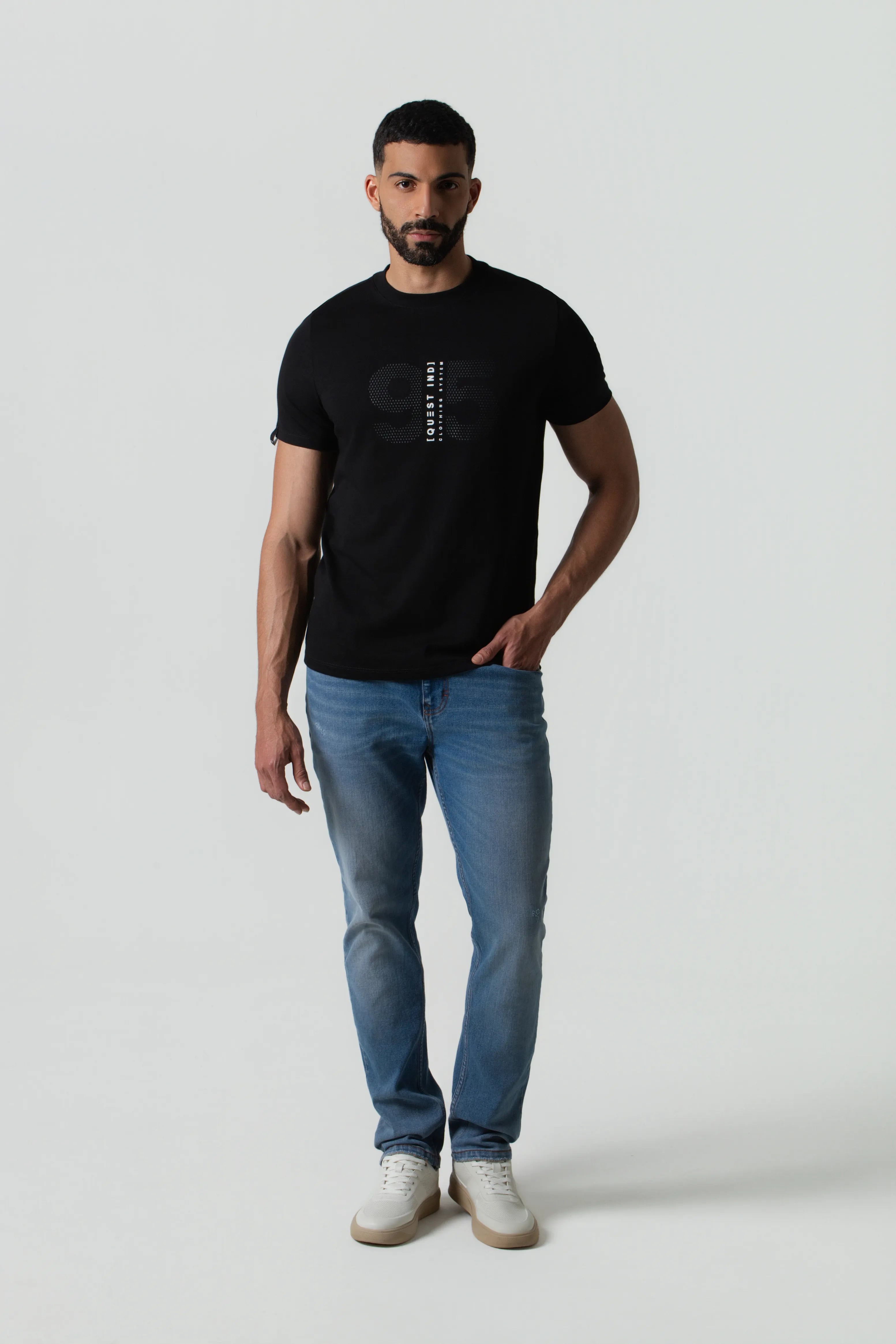 CAMISETA ESPECIAL ESTAMPADO LOCALIZADO COLOR NEGRO