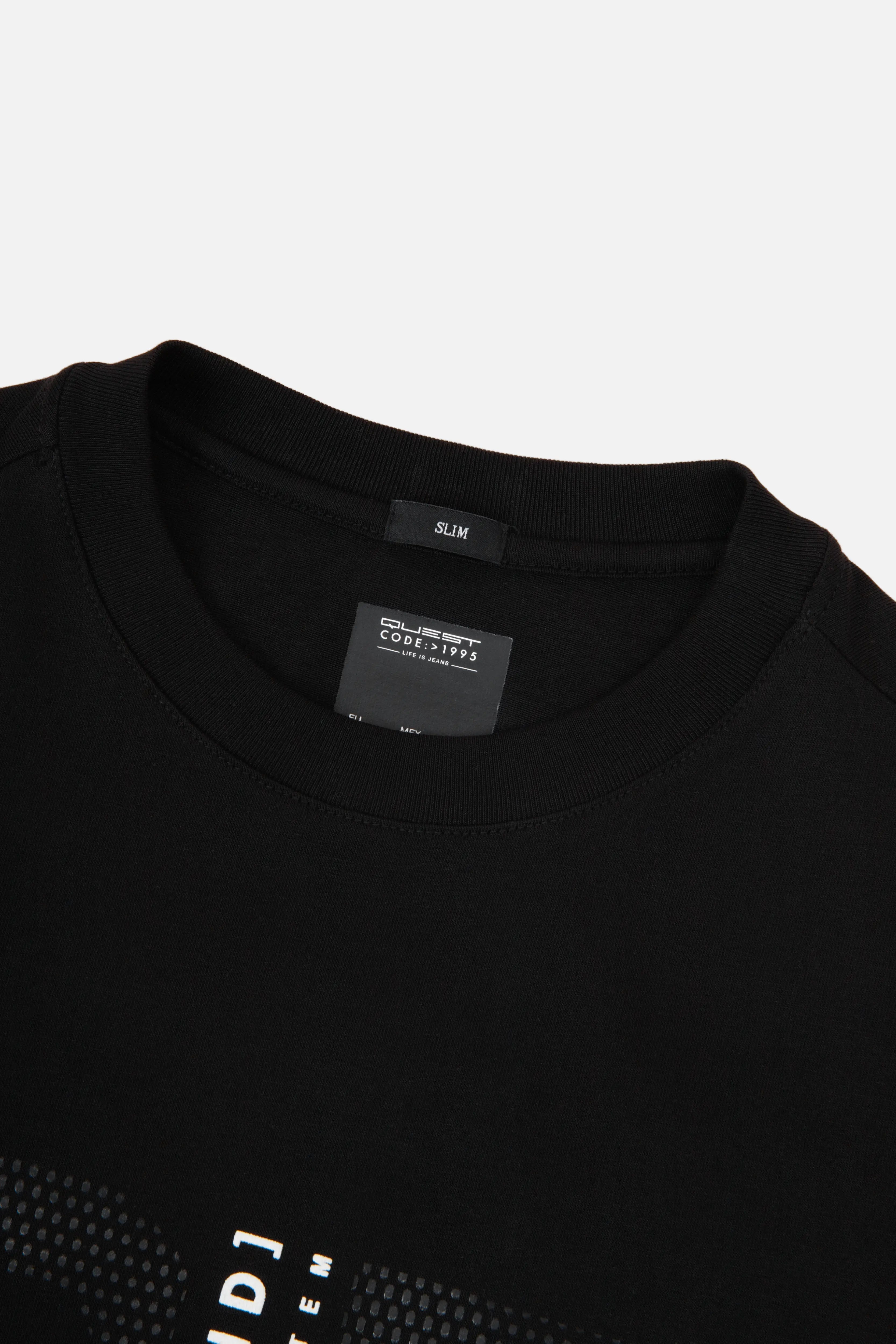 CAMISETA ESPECIAL ESTAMPADO LOCALIZADO COLOR NEGRO