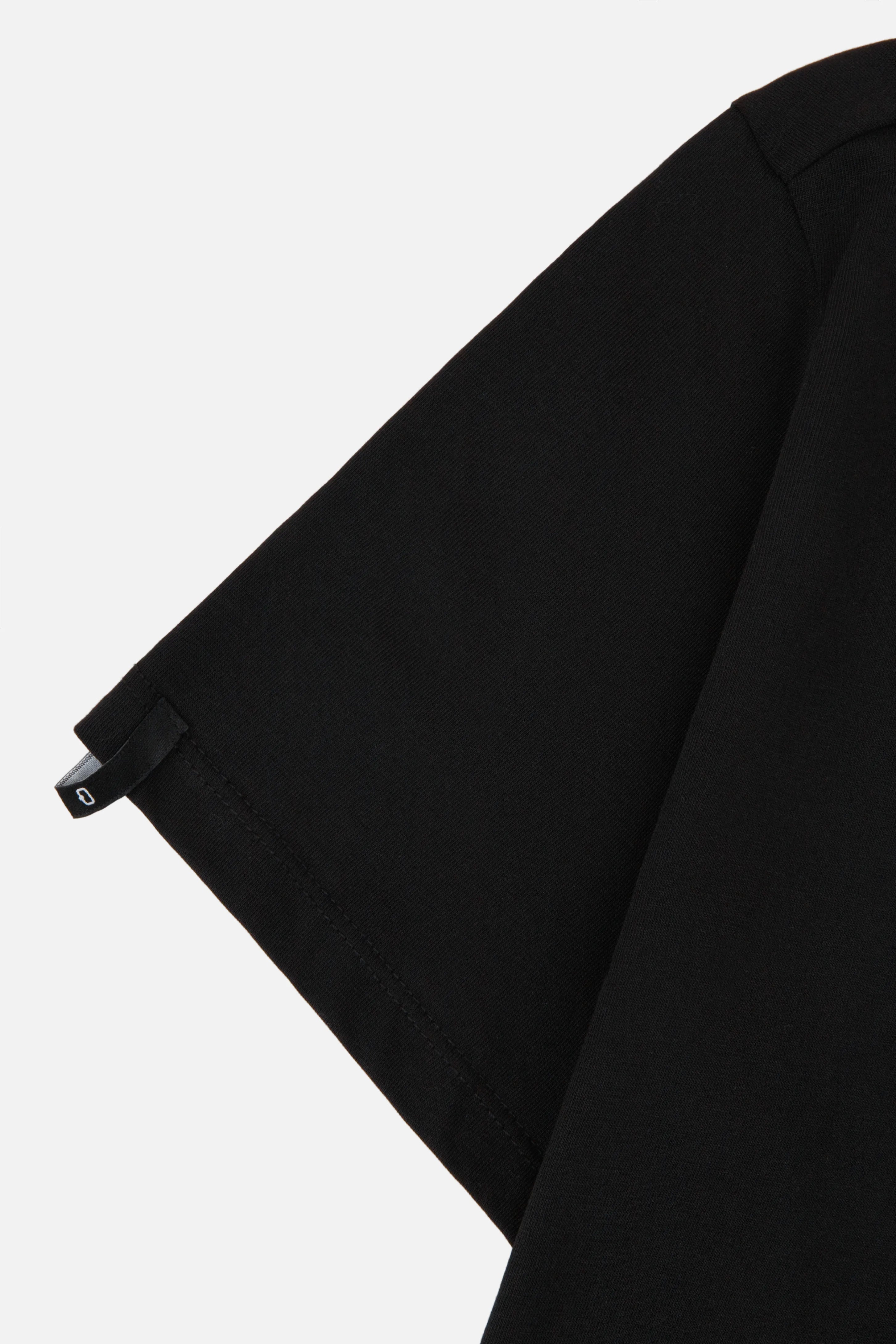 CAMISETA ESPECIAL ESTAMPADO LOCALIZADO COLOR NEGRO