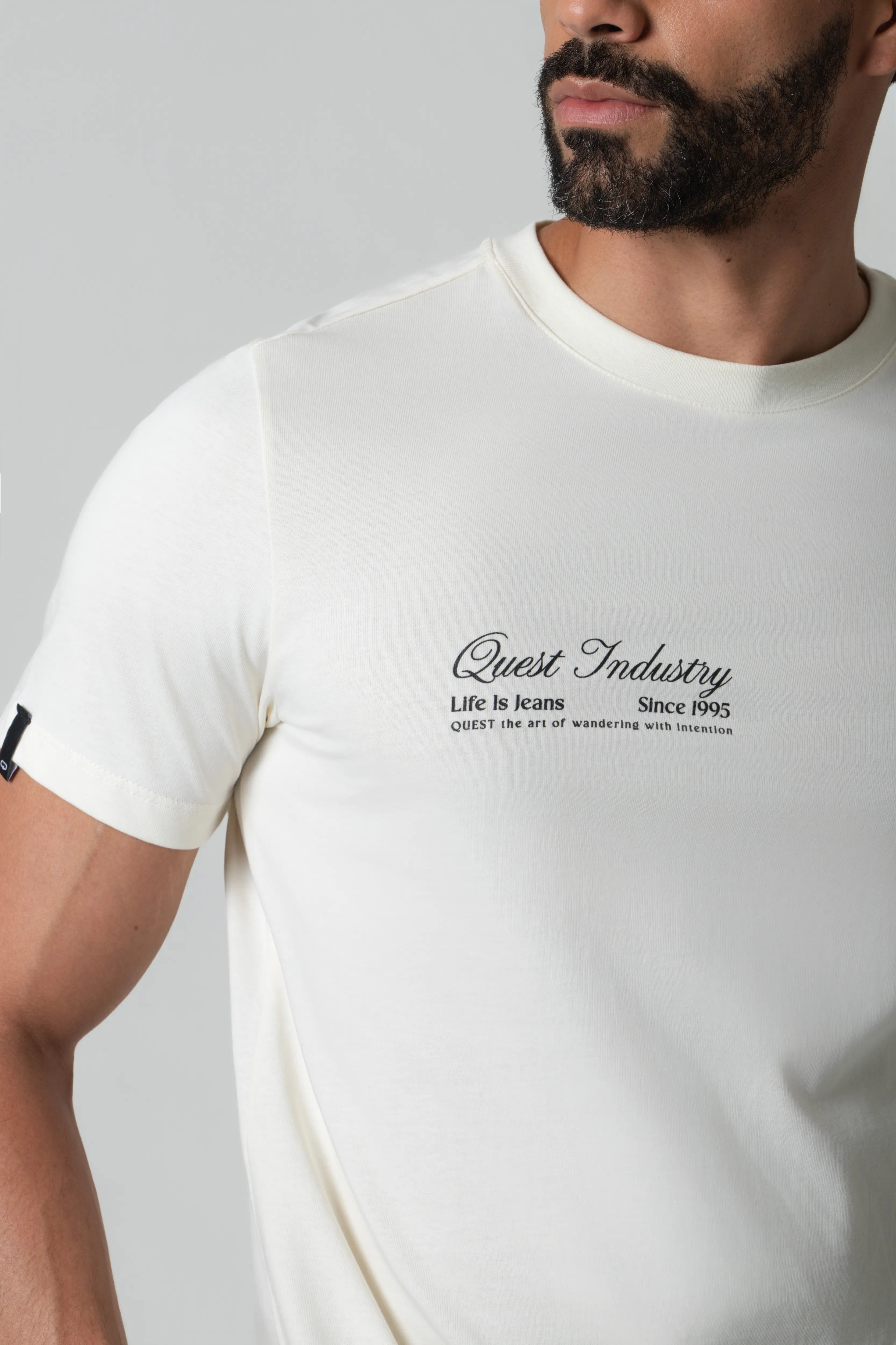 CAMISETA ESPECIAL ESTAMPADO LOCALIZADO COLOR IVORY