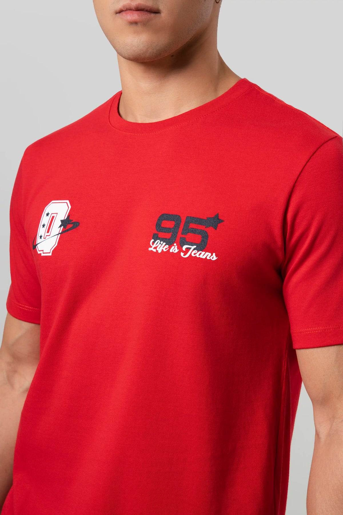 CAMISETA ESPECIAL ESTAMPADO LOCALIZADO COLOR ROJO