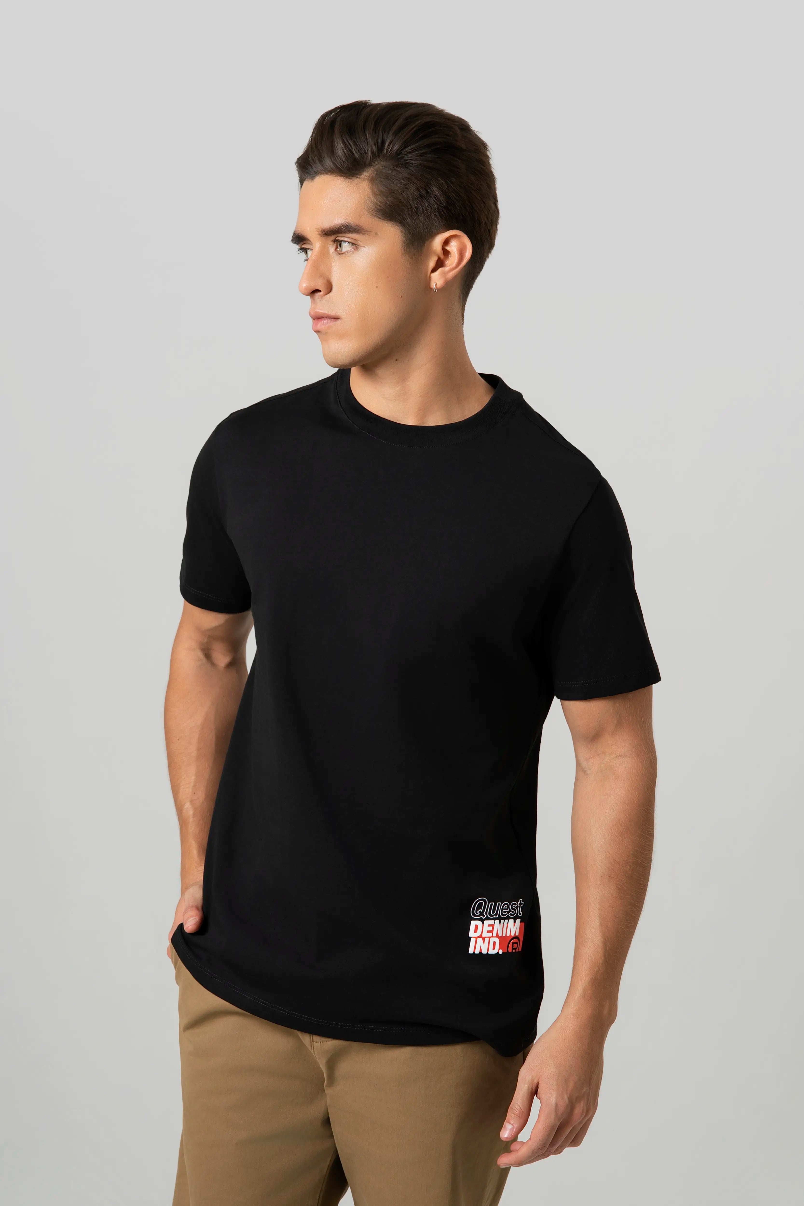 CAMISETA ESPECIAL ESTAMPADO LOCALIZADO COLOR NEGRO – Quest Colombia