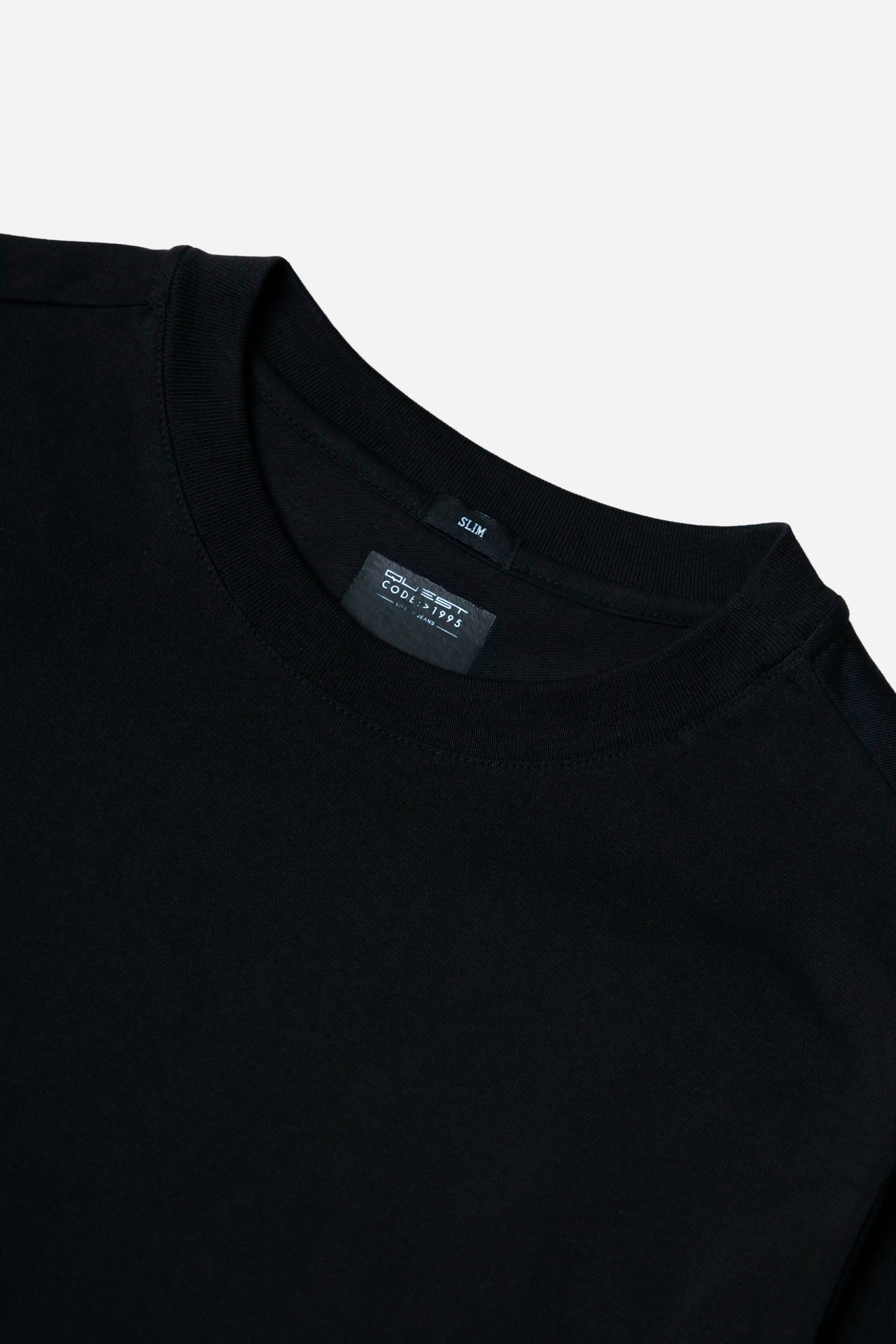 CAMISETA ESPECIAL ESTAMPADO LOCALIZADO COLOR NEGRO