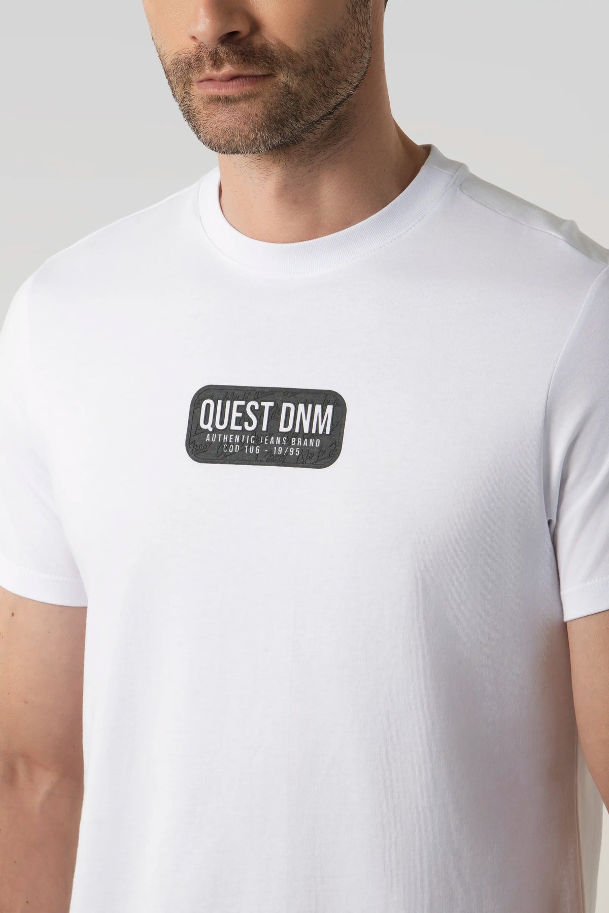 CAMISETA ESPECIAL ESTAMPADO LOCALIZADO COLOR BLANCO BLANCO