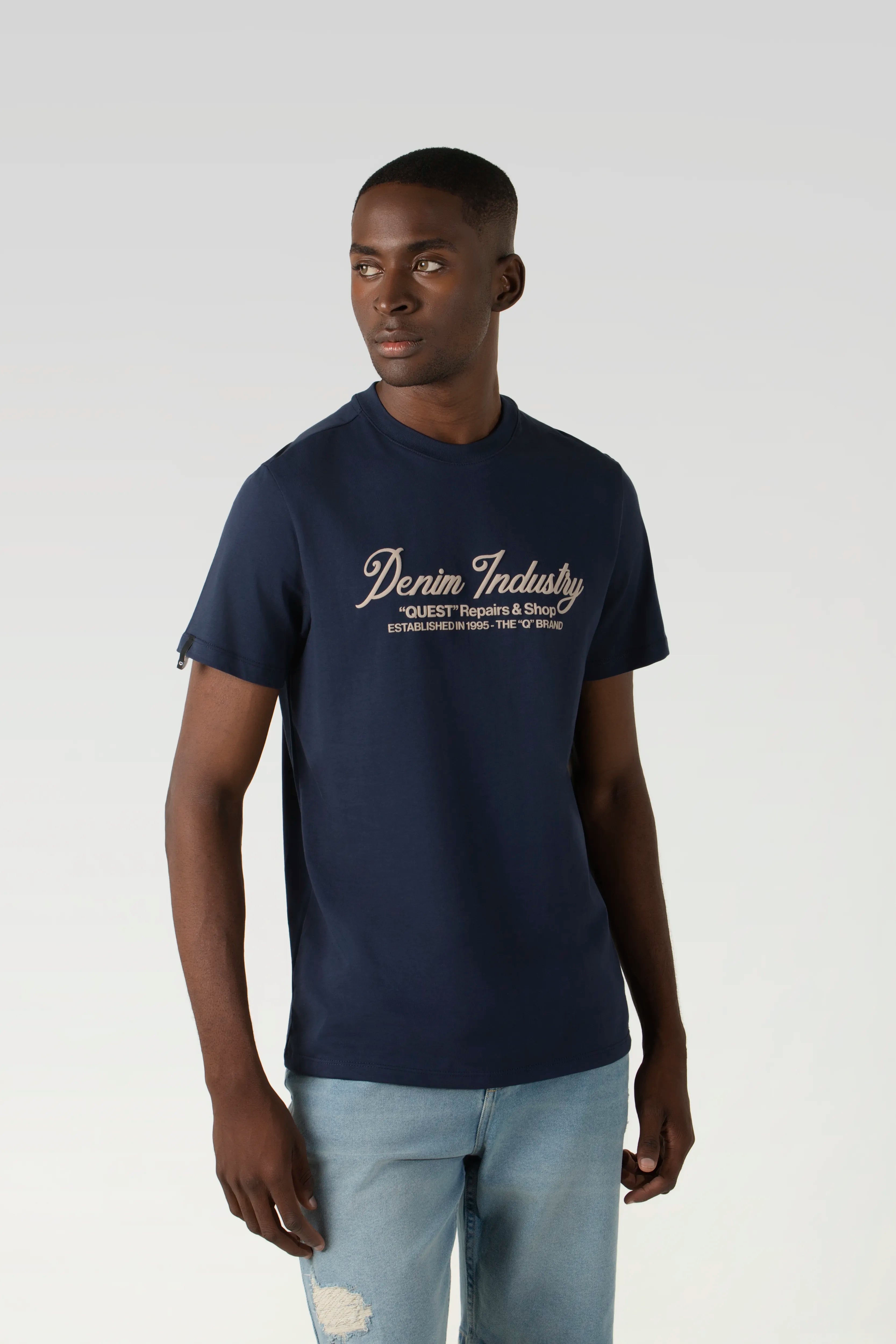 CAMISETA ESPECIAL ESTAMPADO LOCALIZADO COLOR AZUL OSCURO