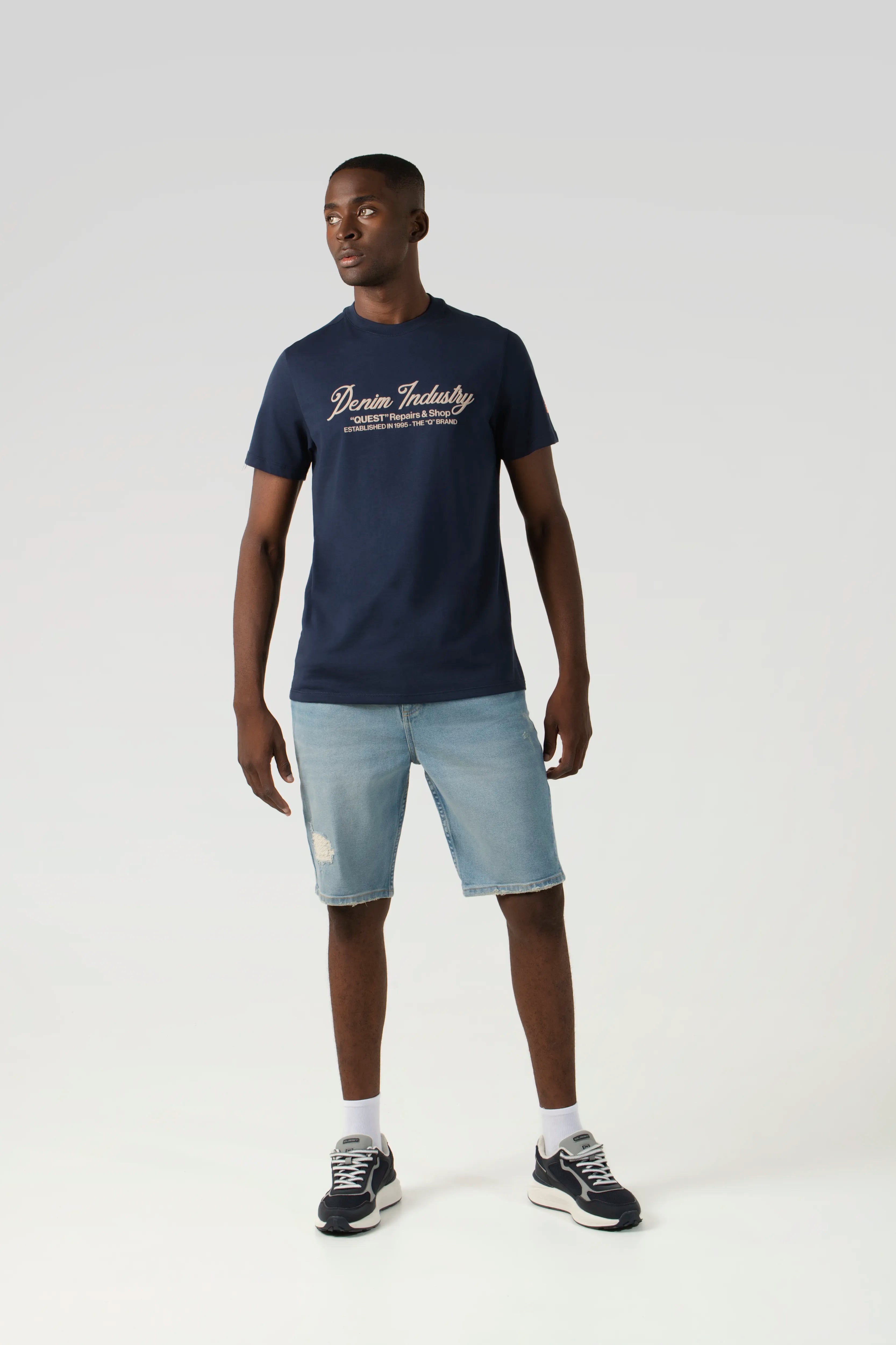CAMISETA ESPECIAL ESTAMPADO LOCALIZADO COLOR AZUL OSCURO
