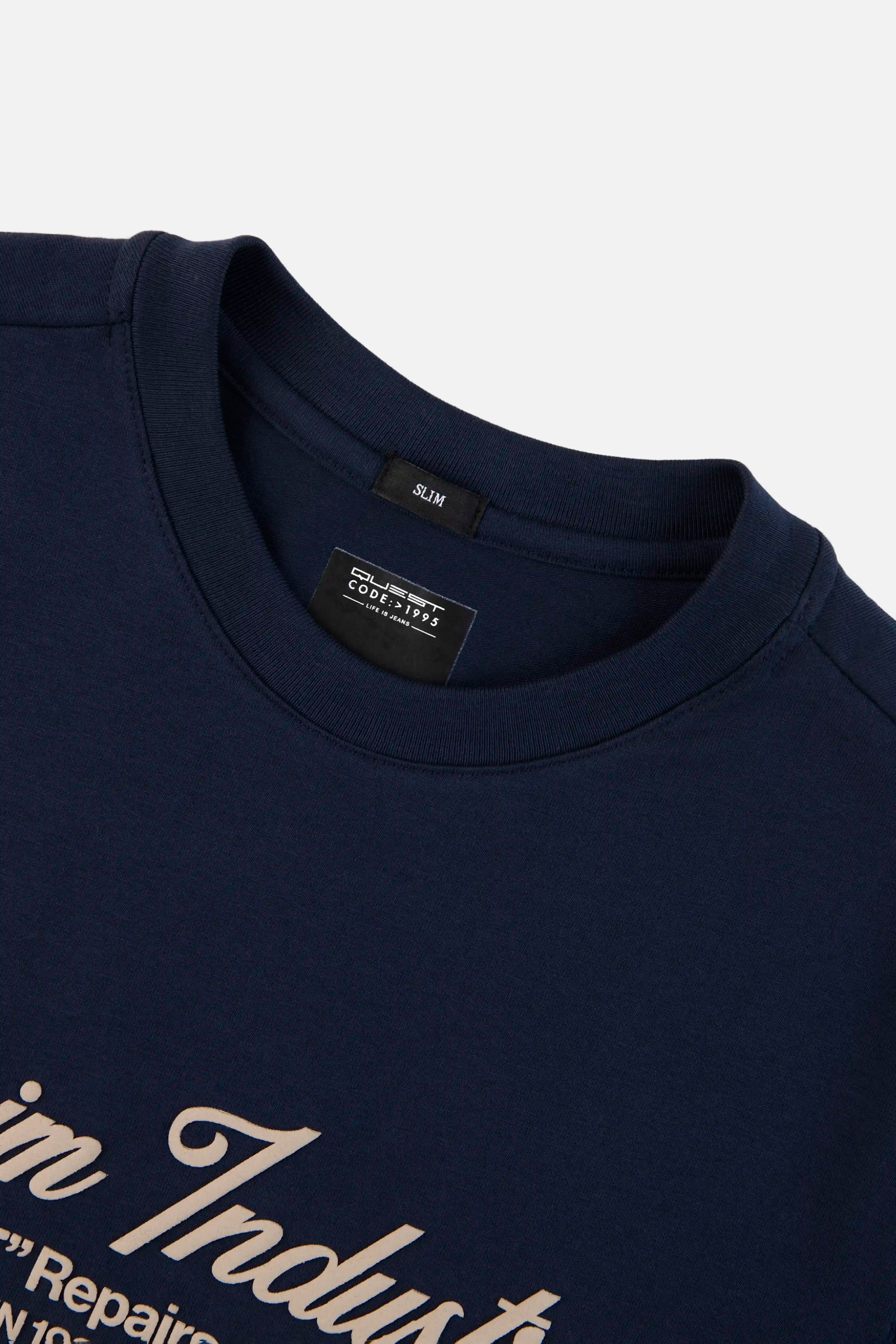 CAMISETA ESPECIAL ESTAMPADO LOCALIZADO COLOR AZUL OSCURO