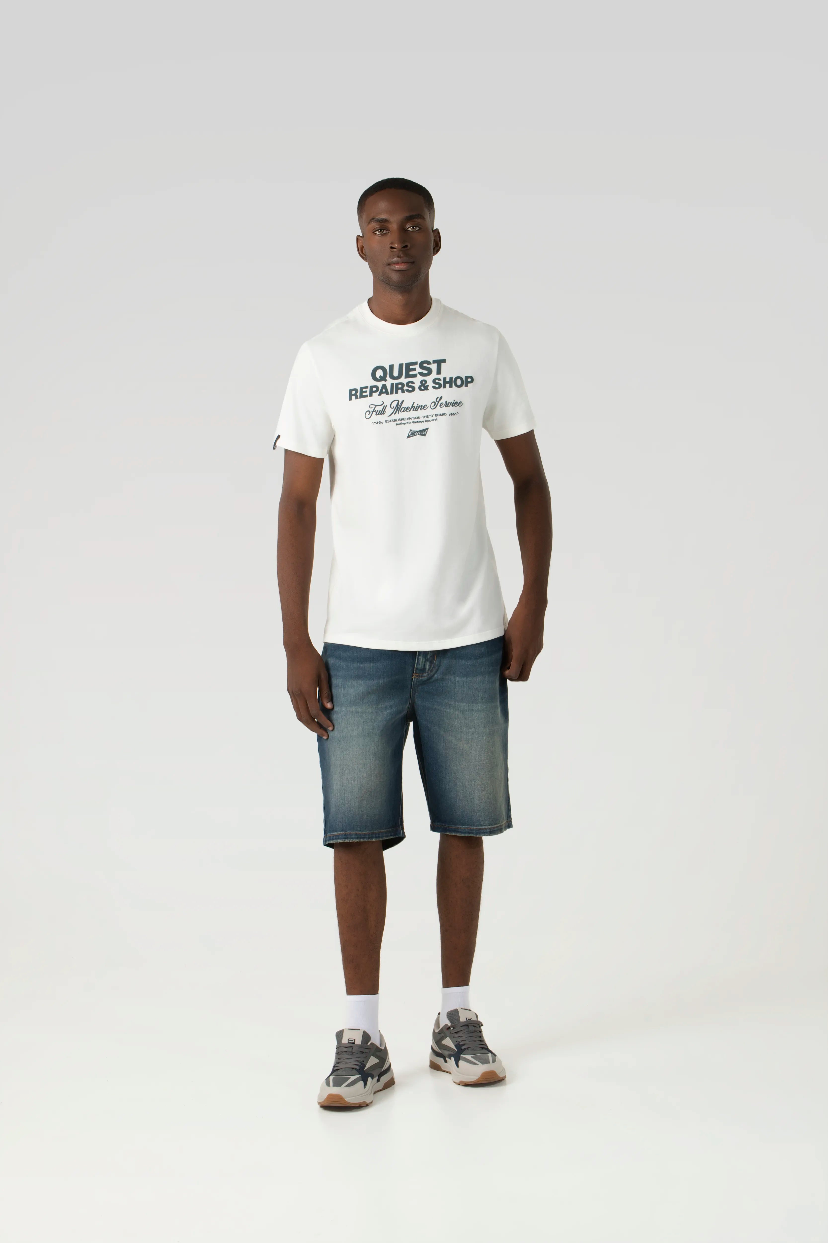 CAMISETA ESPECIAL ESTAMPADO LOCALIZADO COLOR IVORY