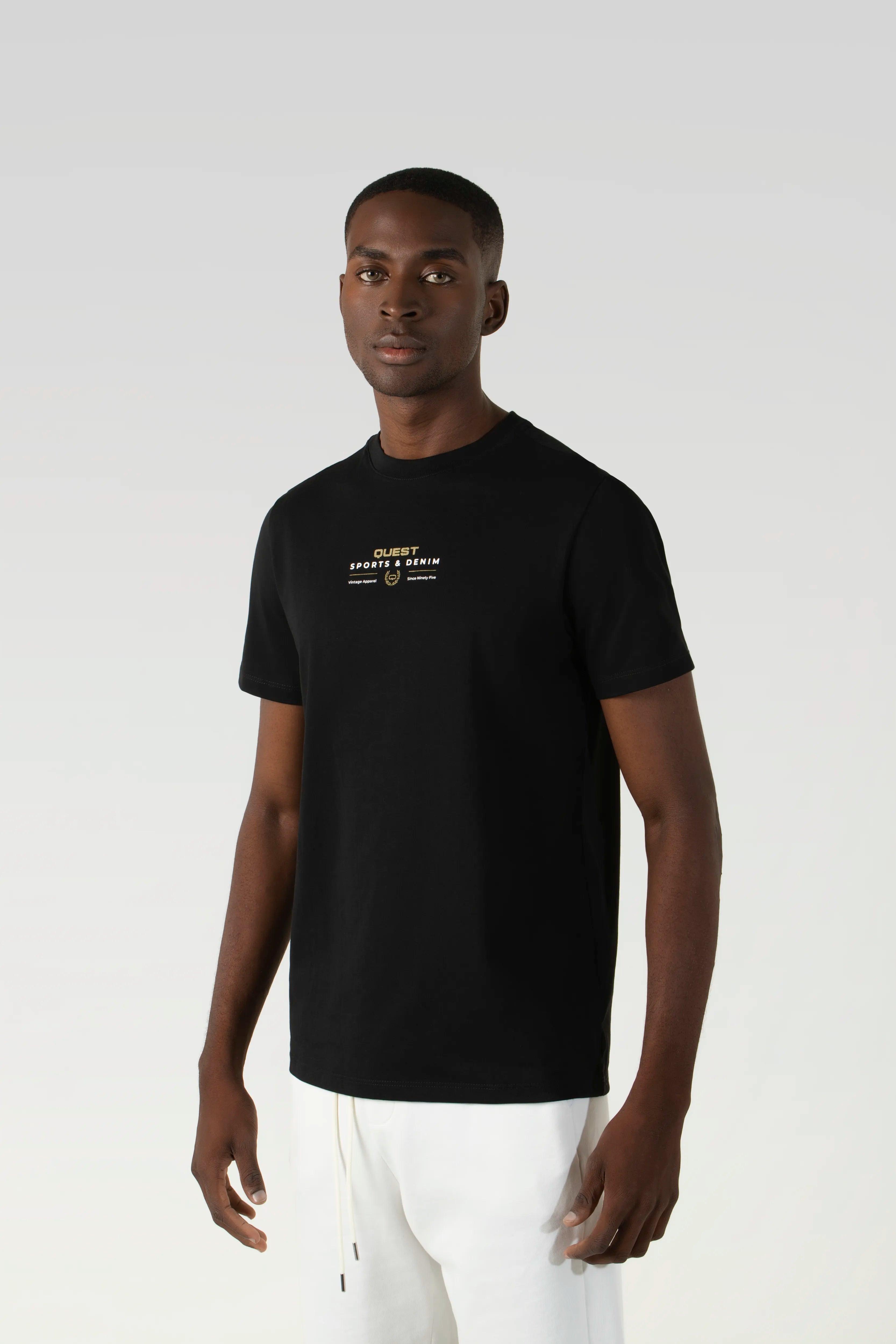 CAMISETA ESPECIAL ESTAMPADO LOCALIZADO COLOR NEGRO