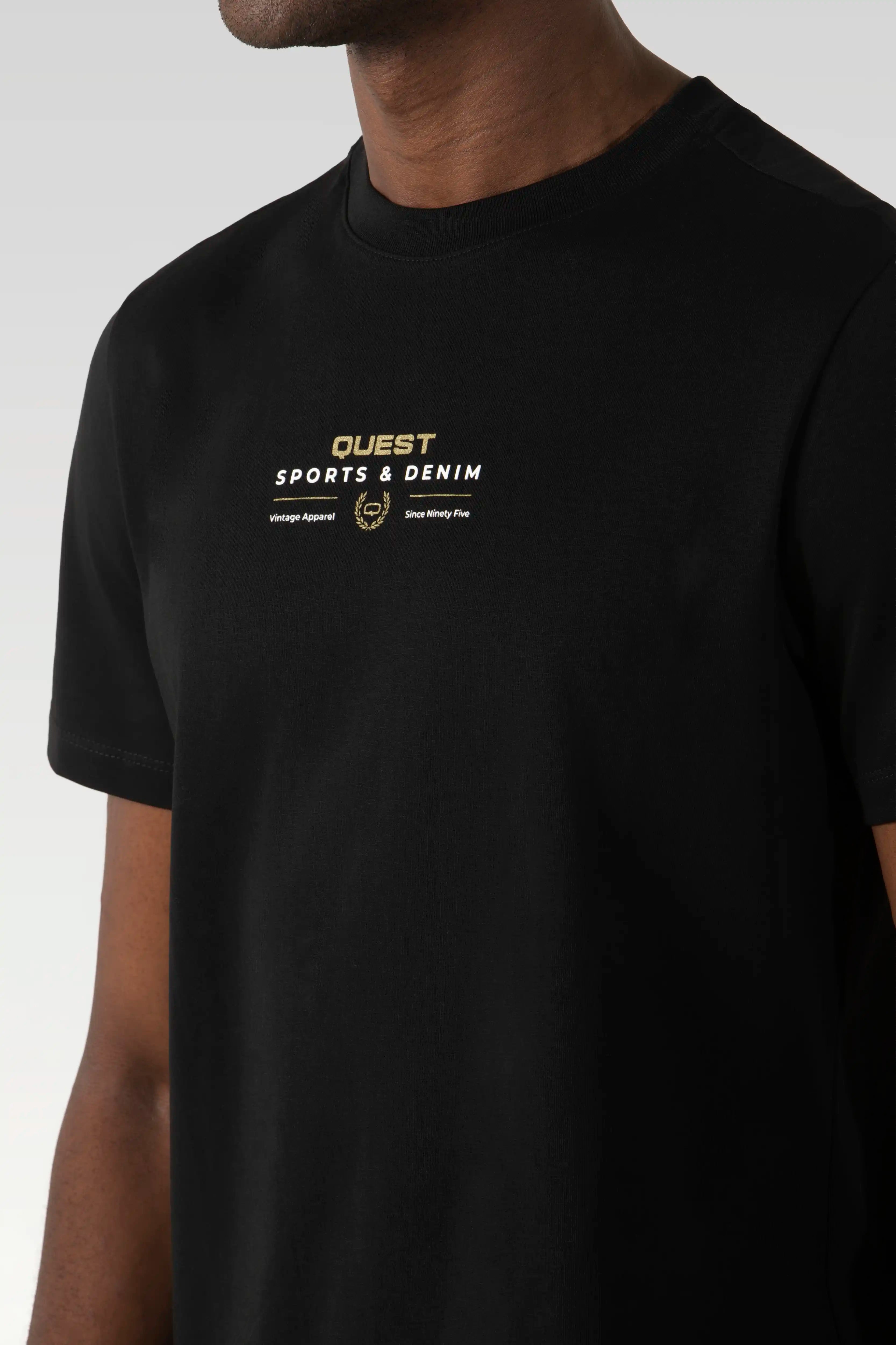 CAMISETA ESPECIAL ESTAMPADO LOCALIZADO COLOR NEGRO