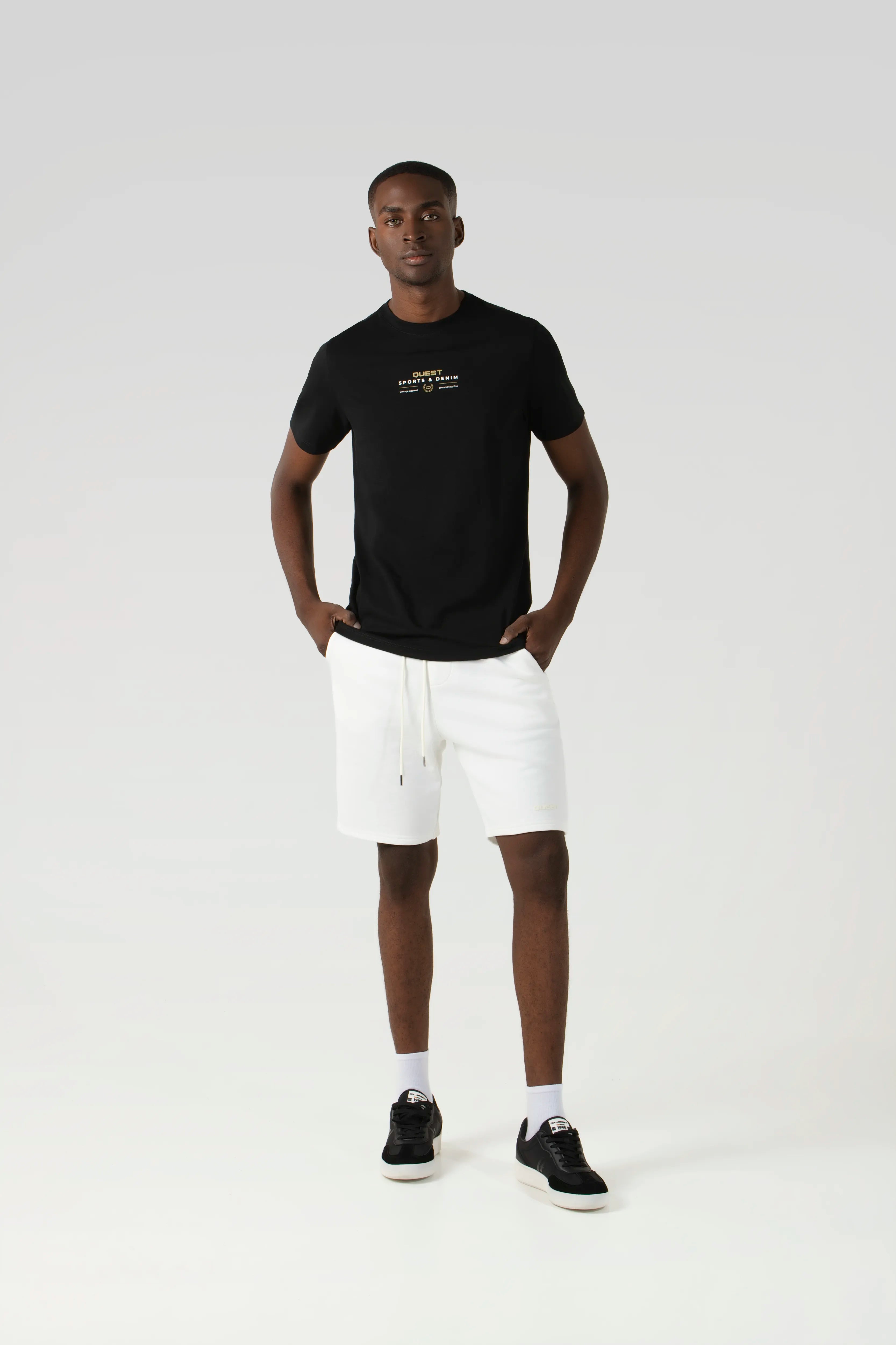 CAMISETA ESPECIAL ESTAMPADO LOCALIZADO COLOR NEGRO
