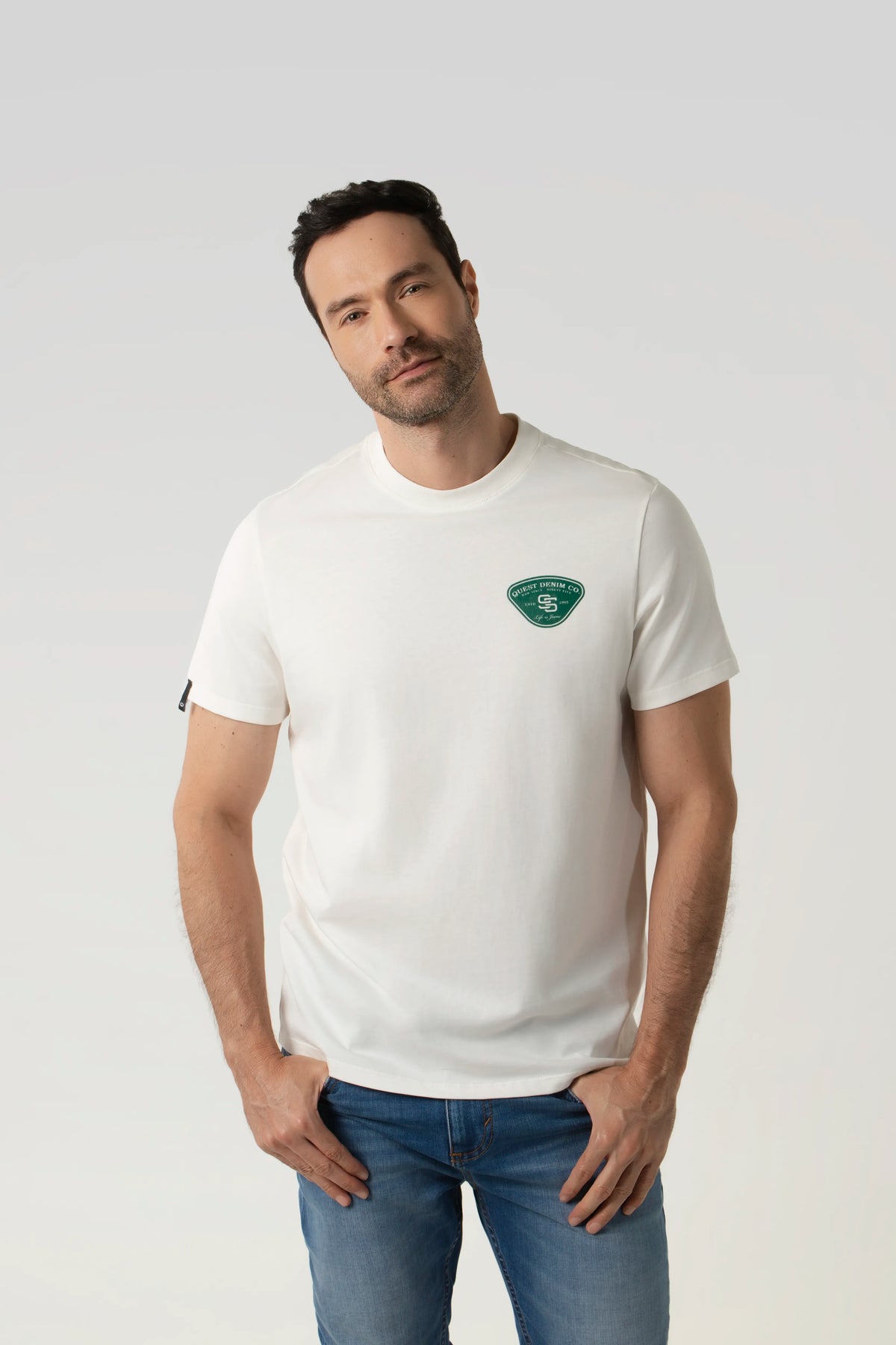 CAMISETA ESPECIAL ESTAMPADO LOCALIZADO COLOR IVORY
