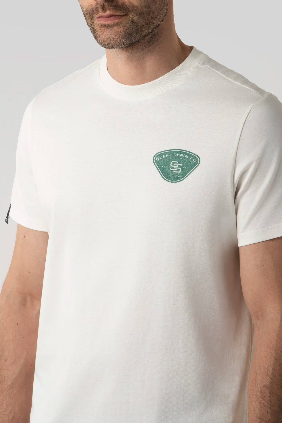 CAMISETA ESPECIAL ESTAMPADO LOCALIZADO COLOR IVORY