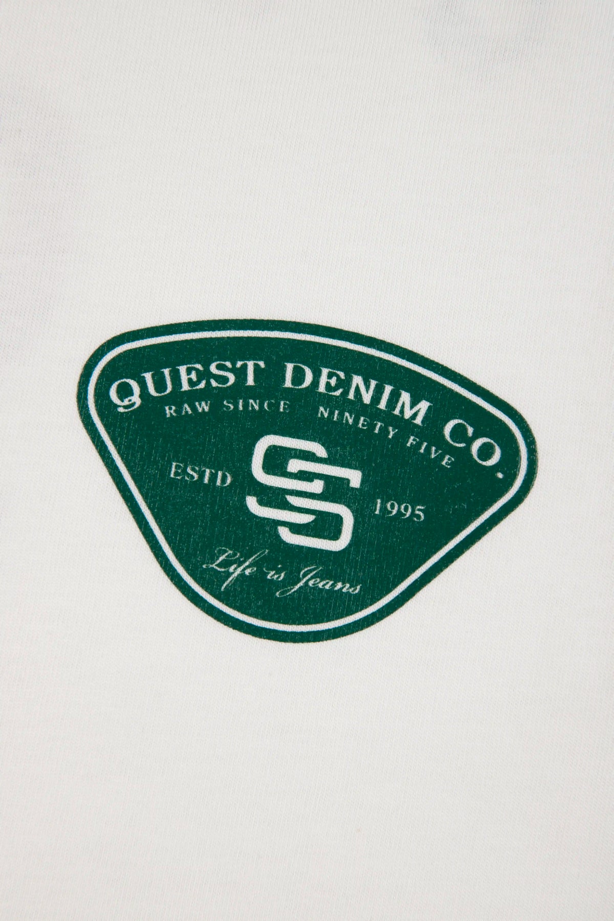 CAMISETA ESPECIAL ESTAMPADO LOCALIZADO COLOR IVORY