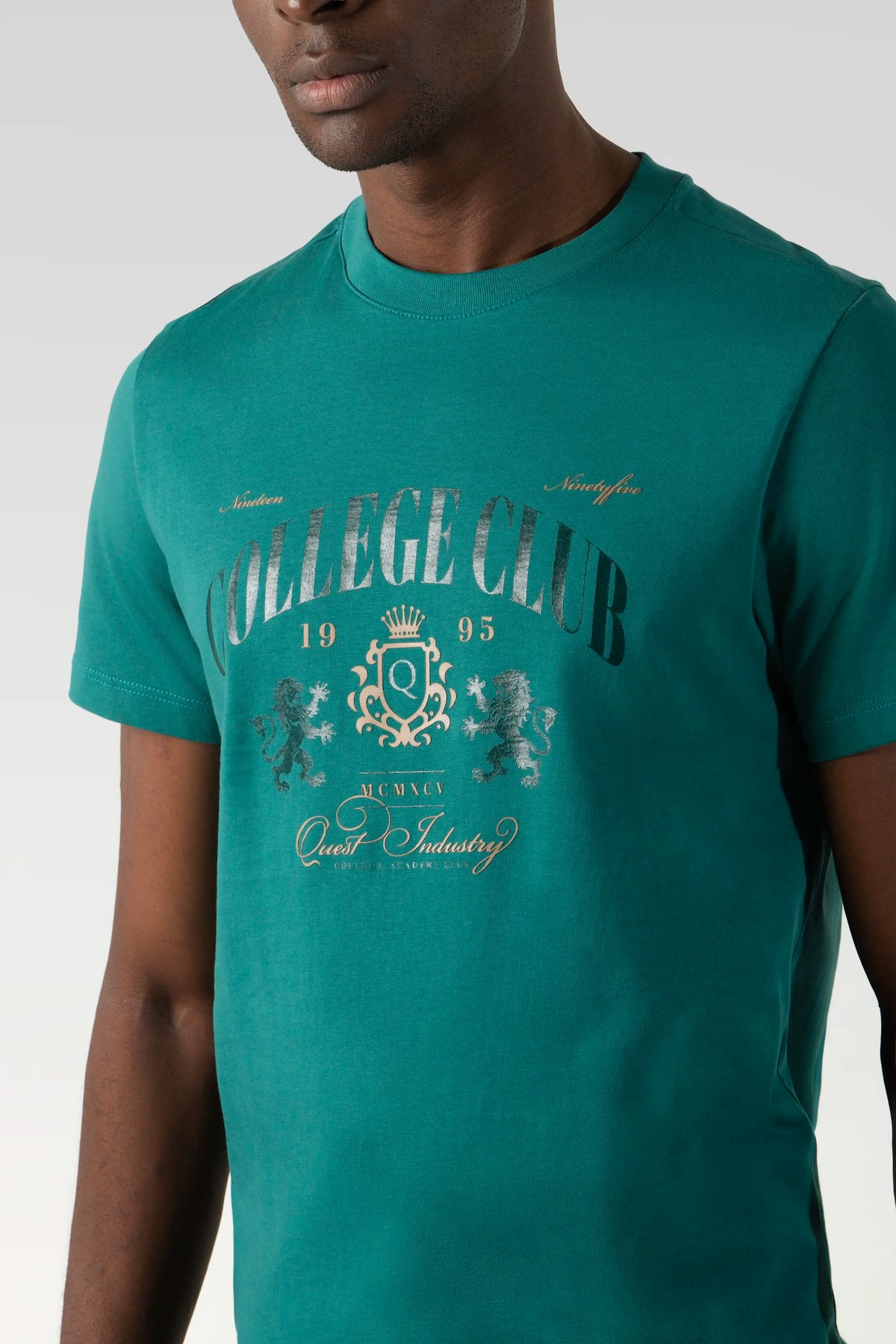 CAMISETA ESPECIAL ESTAMPADO LOCALIZADO COLOR VERDE TEAL