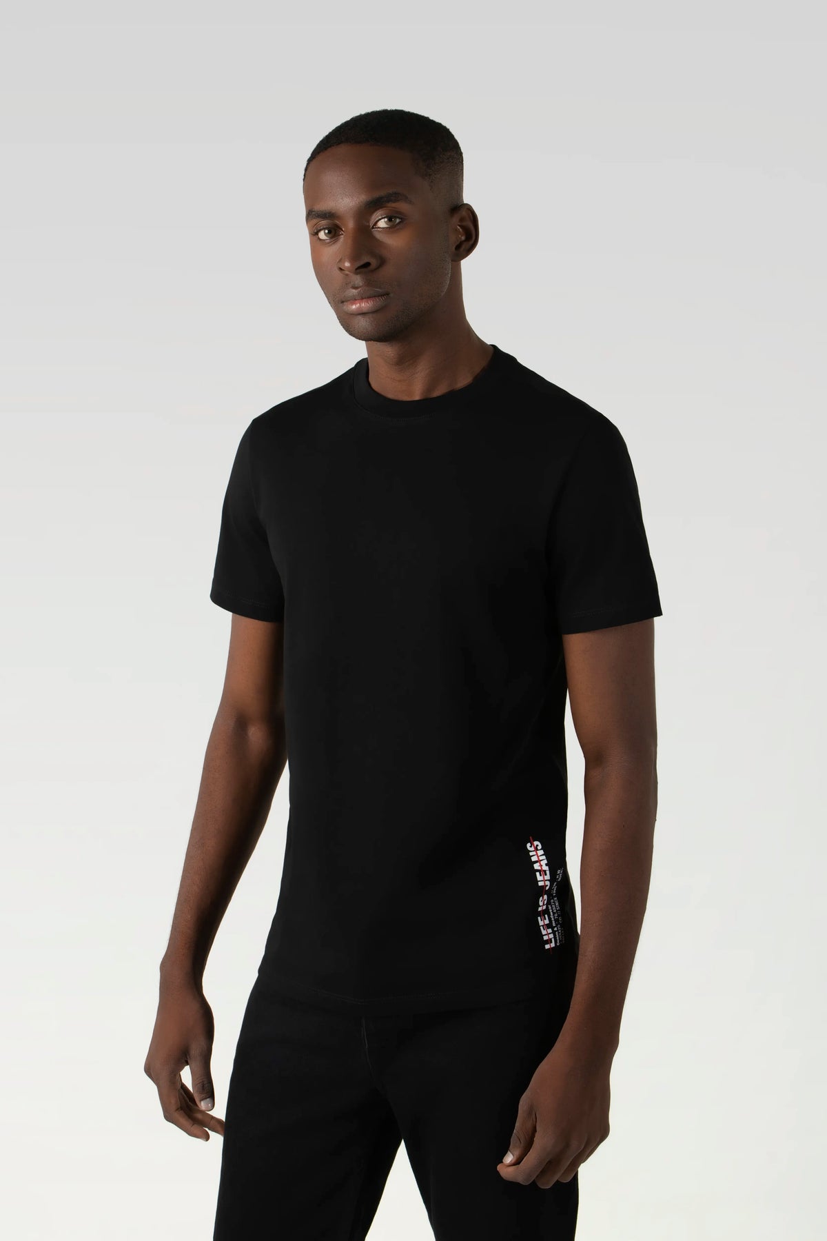 CAMISETA ESPECIAL ESTAMPADO LOCALIZADO COLOR NEGRO