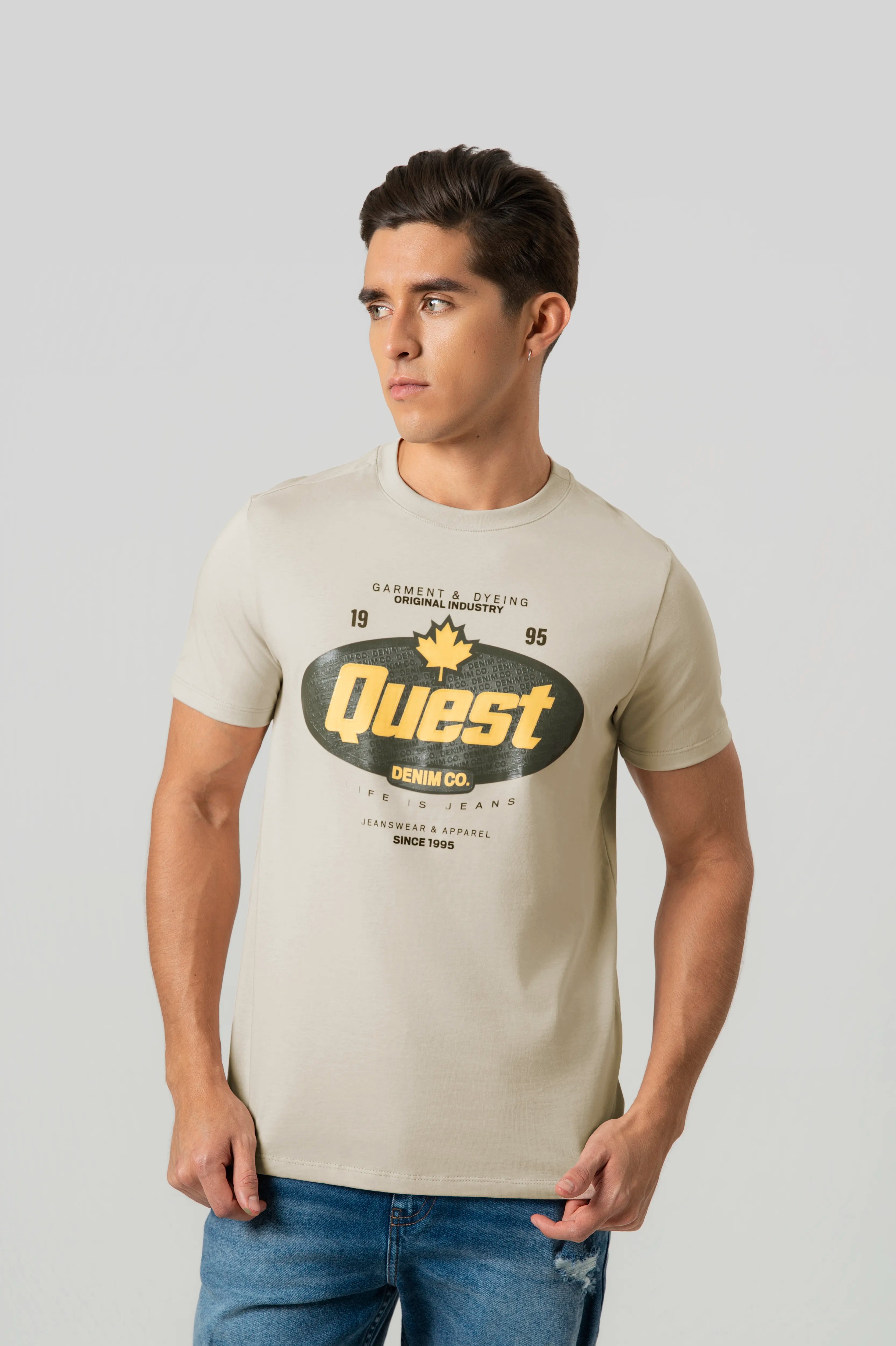 CAMISETA ESPECIAL ESTAMPADO LOCALIZADO COLOR SAFARI – Quest Colombia