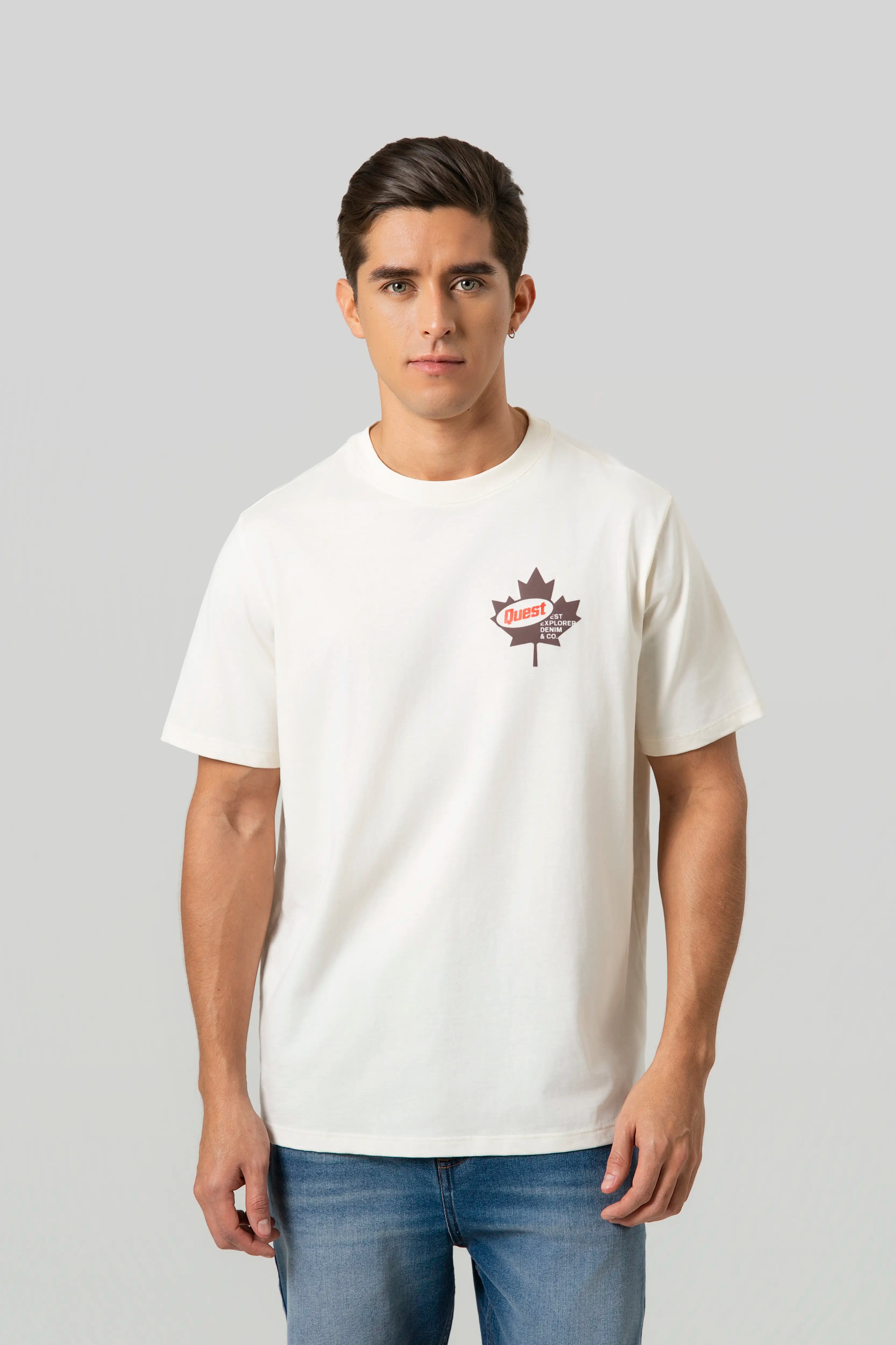 CAMISETA ESPECIAL ESTAMPADO LOCALIZADO COLOR IVORY – Quest Colombia