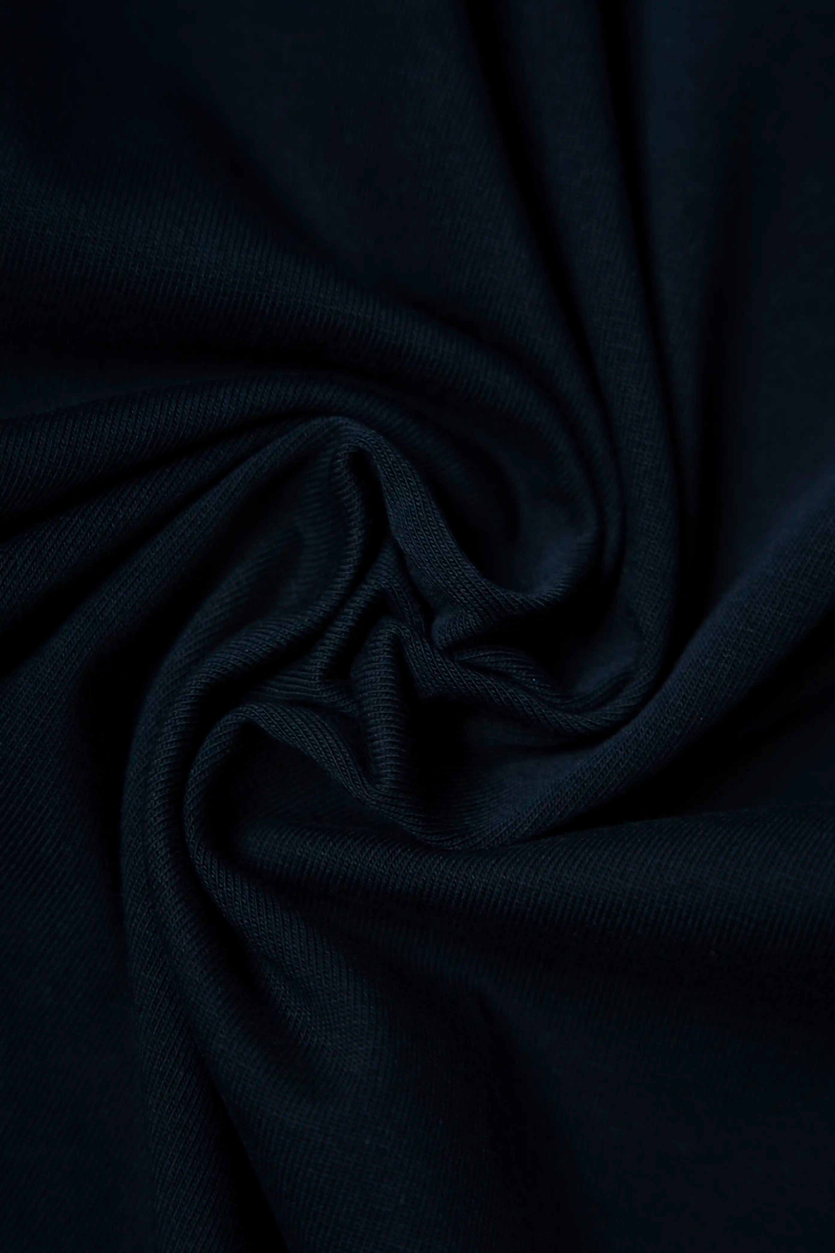 CAMISETA ESPECIAL ESTAMPADO LOCALIZADO COLOR AZUL OSCURO