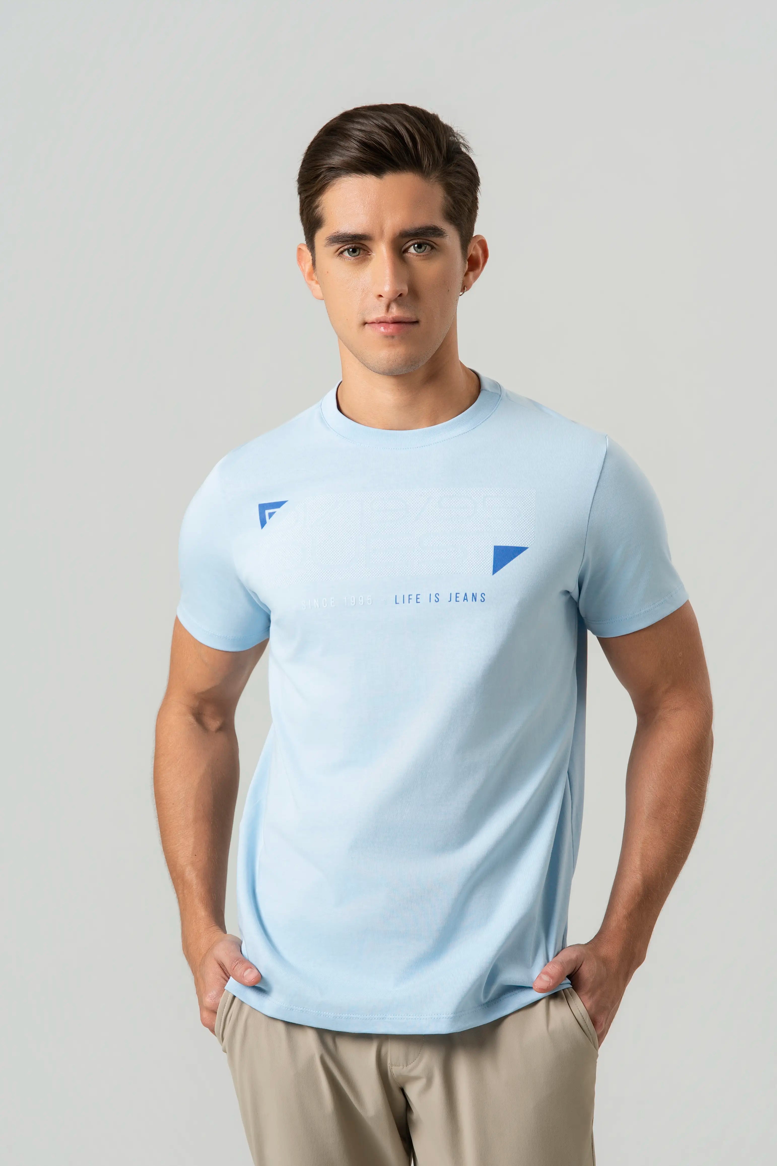 CAMISETA ESPECIAL ESTAMPADO LOCALIZADO COLOR BABY BLUE