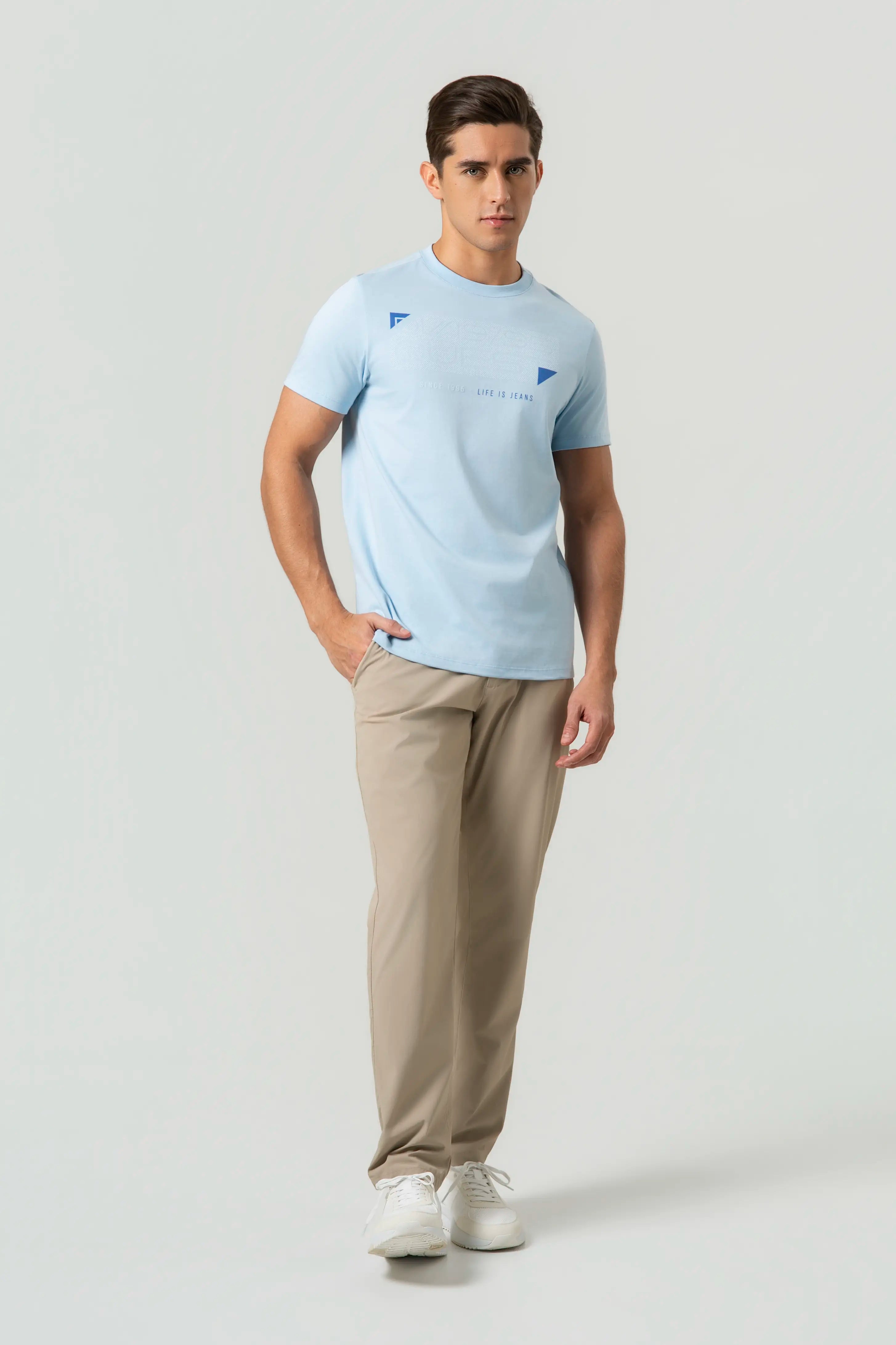 CAMISETA ESPECIAL ESTAMPADO LOCALIZADO COLOR BABY BLUE