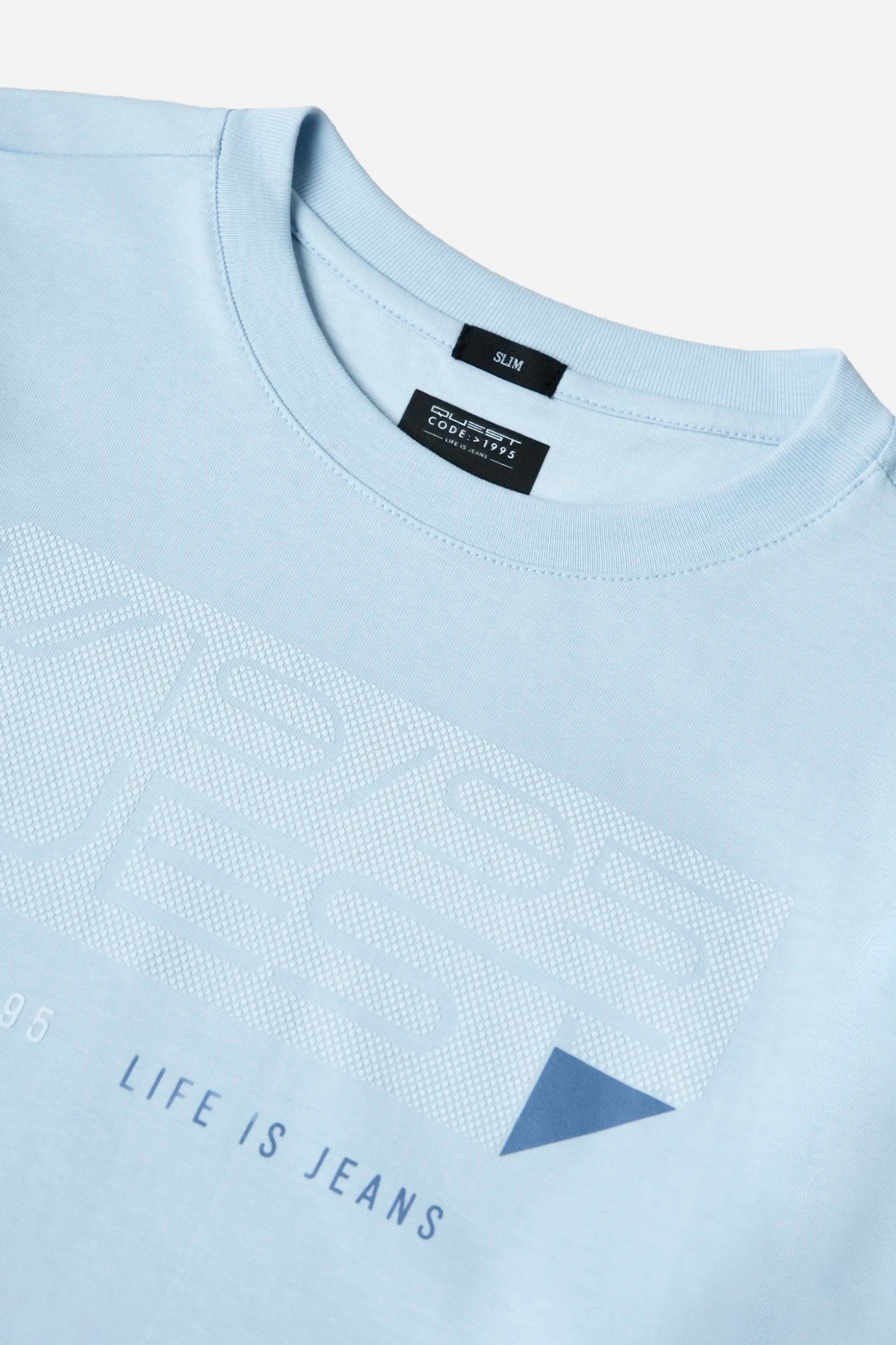 CAMISETA ESPECIAL ESTAMPADO LOCALIZADO COLOR BABY BLUE