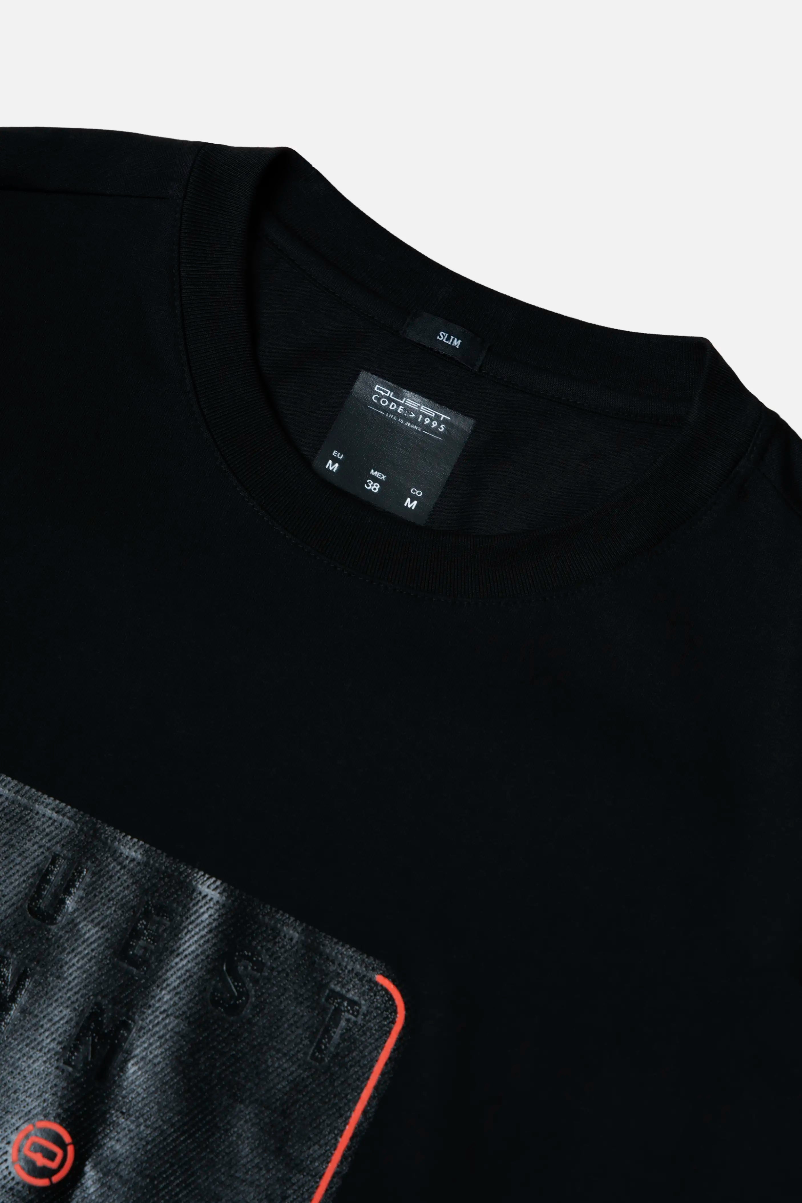 CAMISETA ESPECIAL ESTAMPADO LOCALIZADO COLOR NEGRO