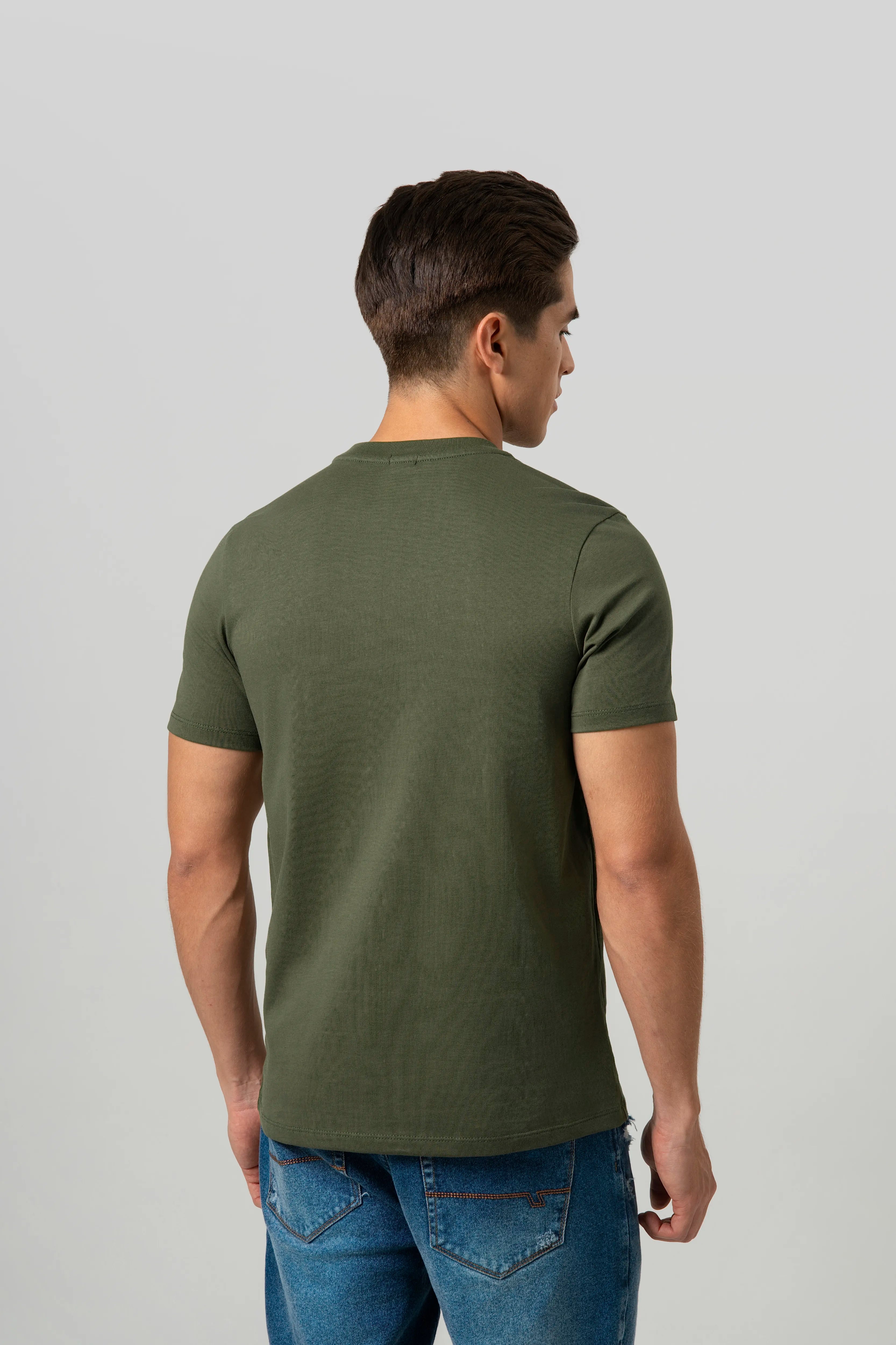 CAMISETA ESPECIAL ESTAMPADO LOCALIZADO COLOR DARK OLIVA