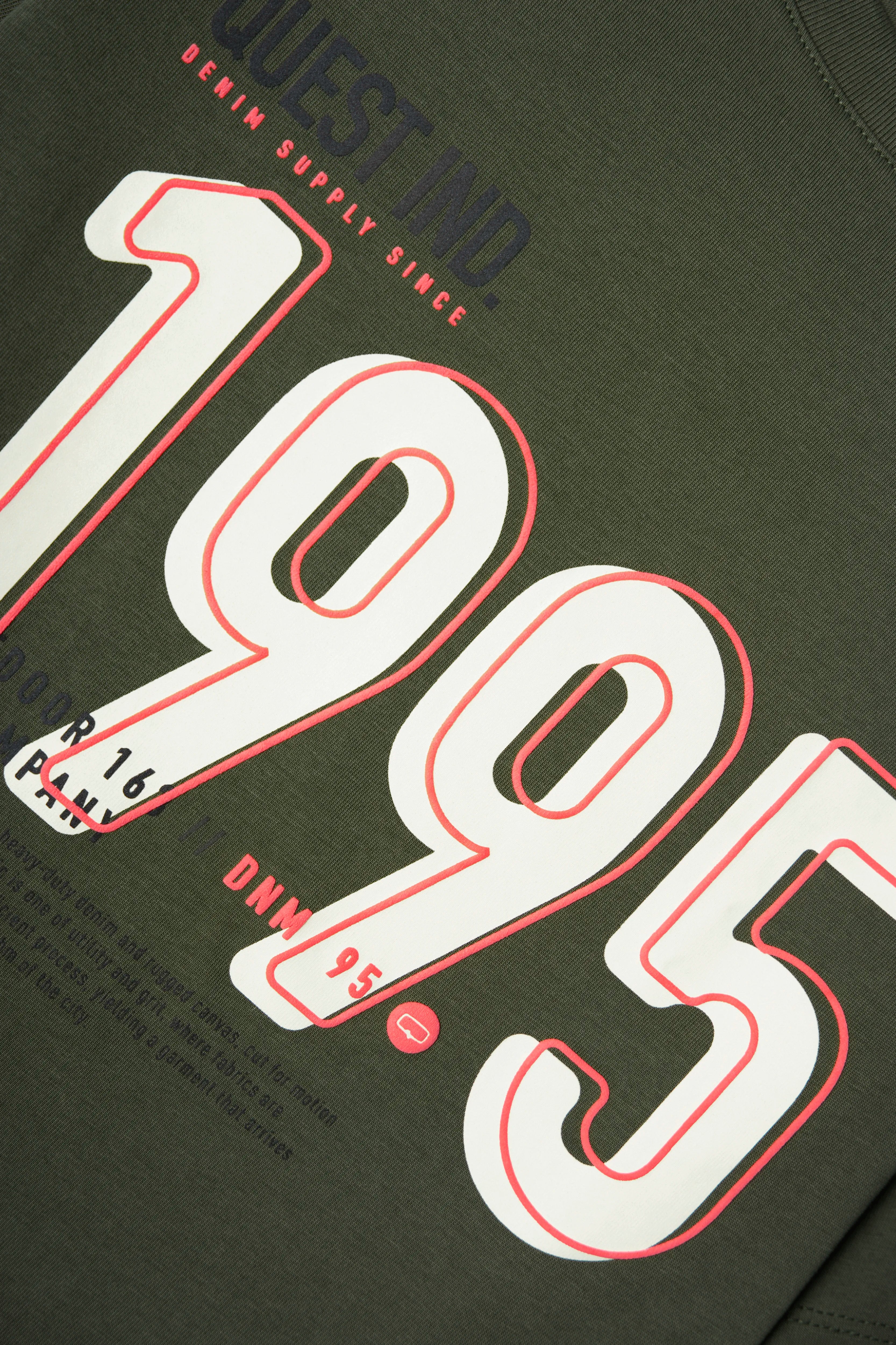 CAMISETA ESPECIAL ESTAMPADO LOCALIZADO COLOR DARK OLIVA