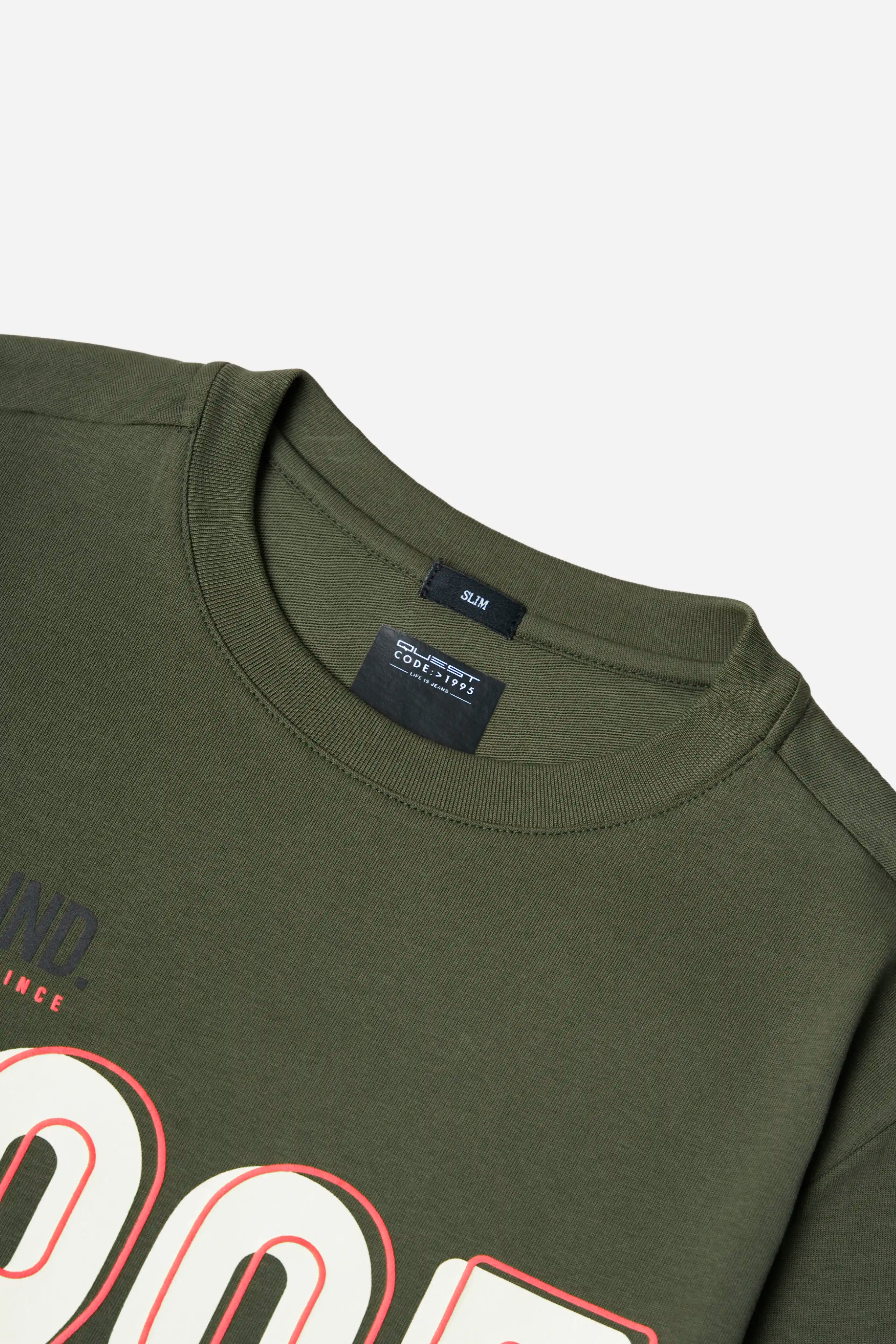 CAMISETA ESPECIAL ESTAMPADO LOCALIZADO COLOR DARK OLIVA