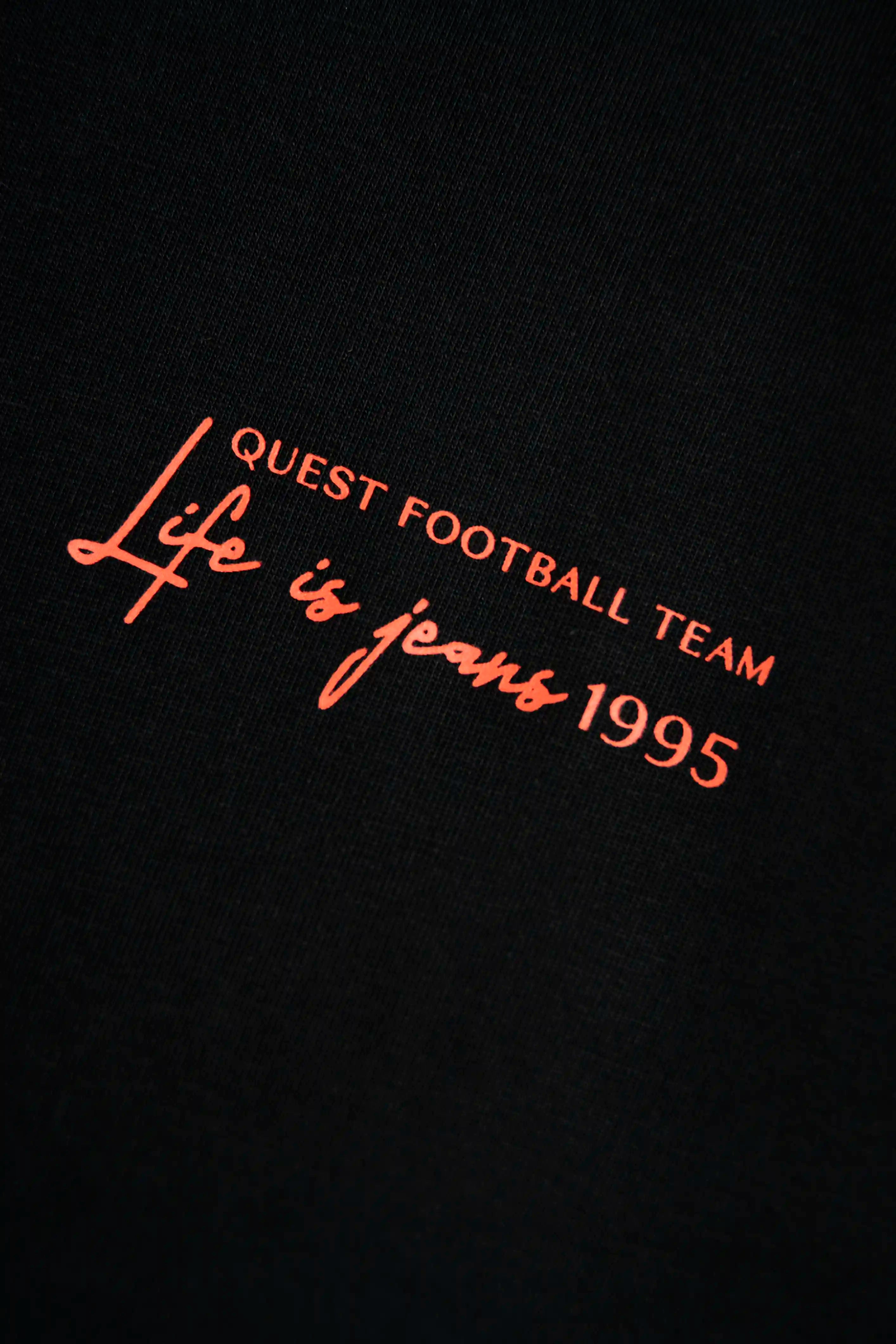 CAMISETA ESPECIAL ESTAMPADO LOCALIZADO COLOR NEGRO