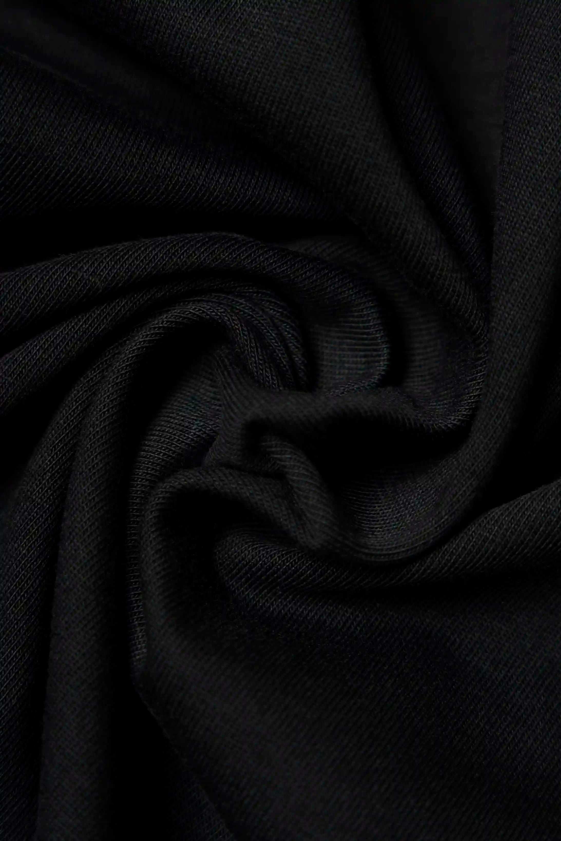 CAMISETA ESPECIAL ESTAMPADO LOCALIZADO COLOR NEGRO