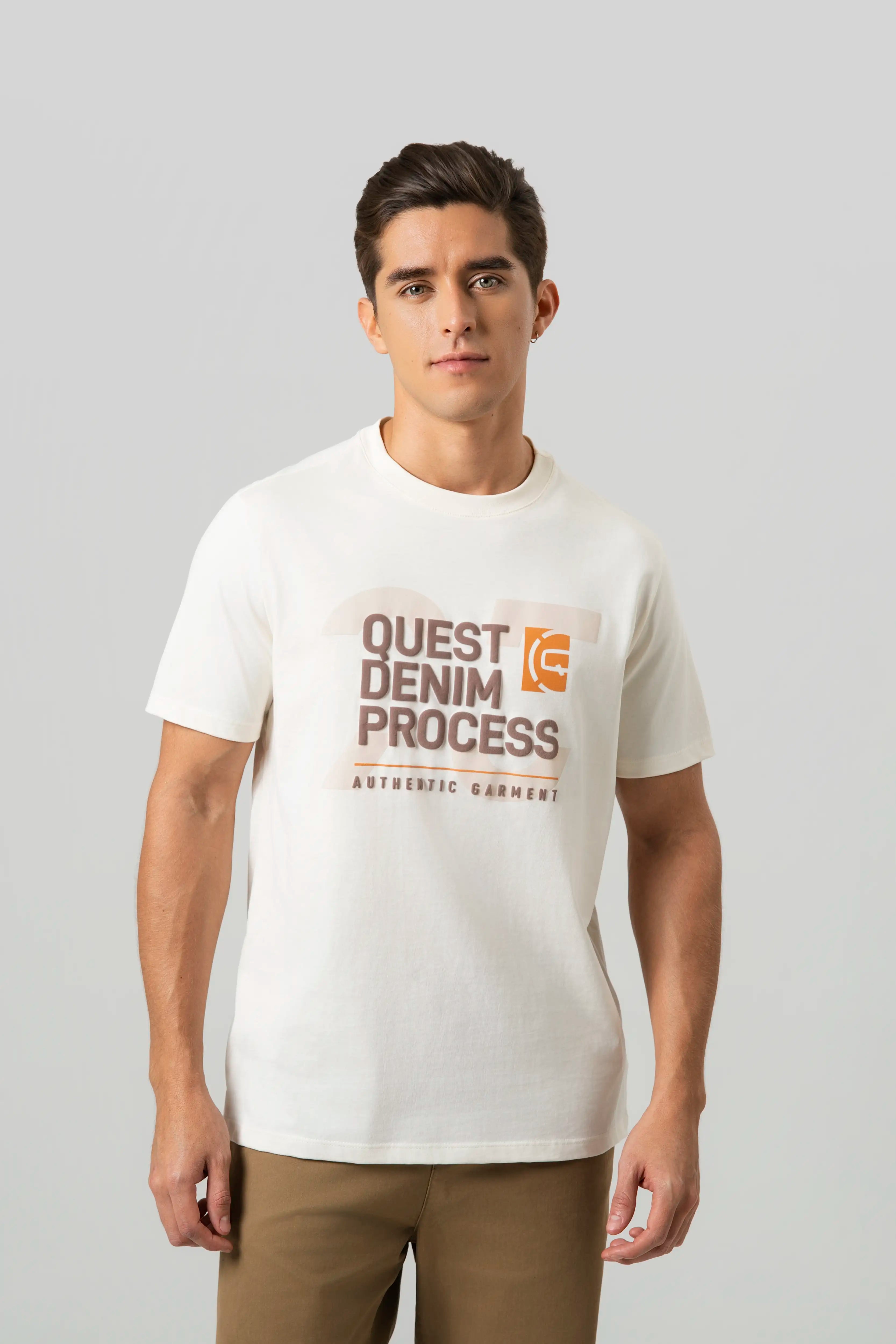 CAMISETA ESPECIAL ESTAMPADO LOCALIZADO COLOR IVORY – Quest Colombia