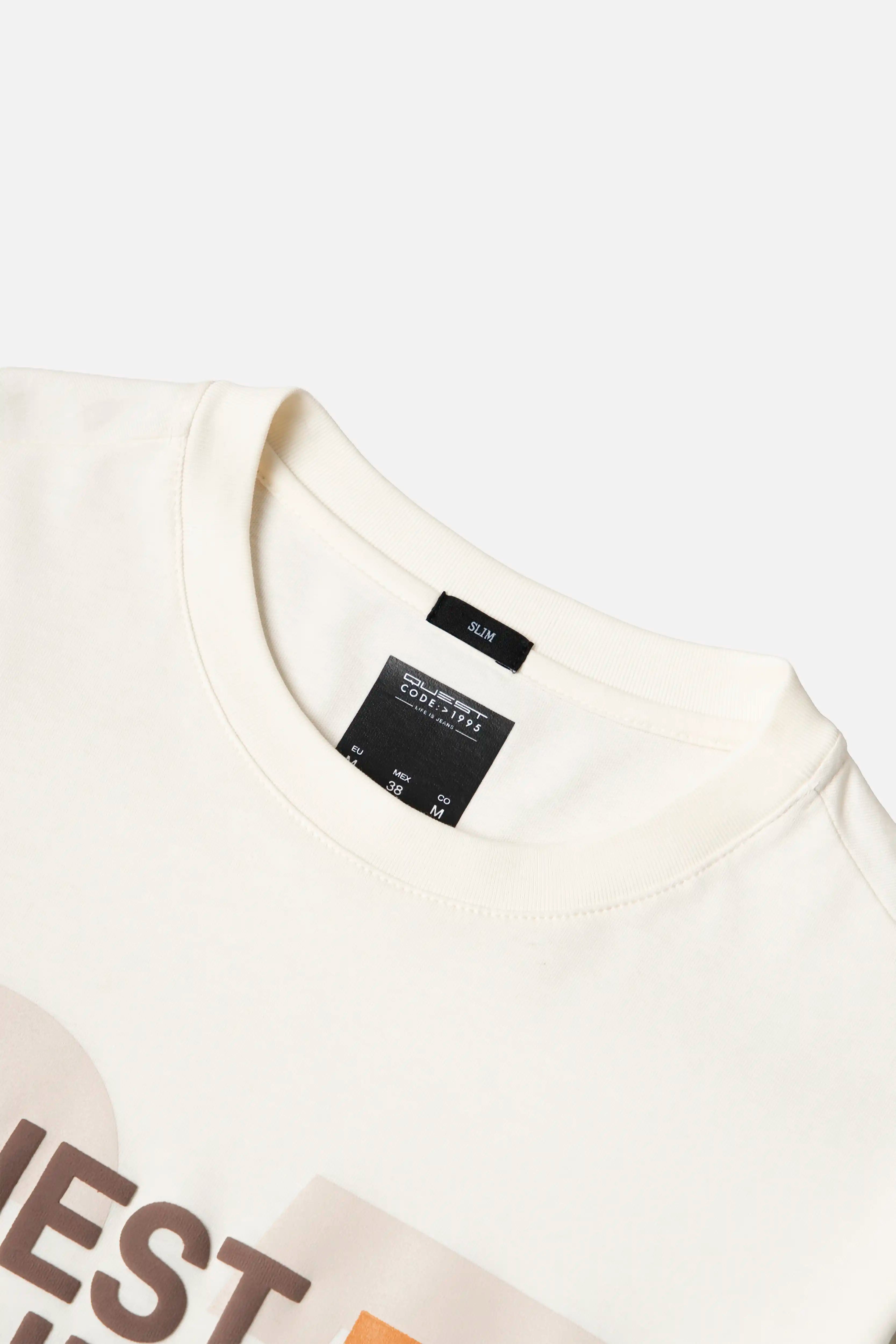 CAMISETA ESPECIAL ESTAMPADO LOCALIZADO COLOR IVORY