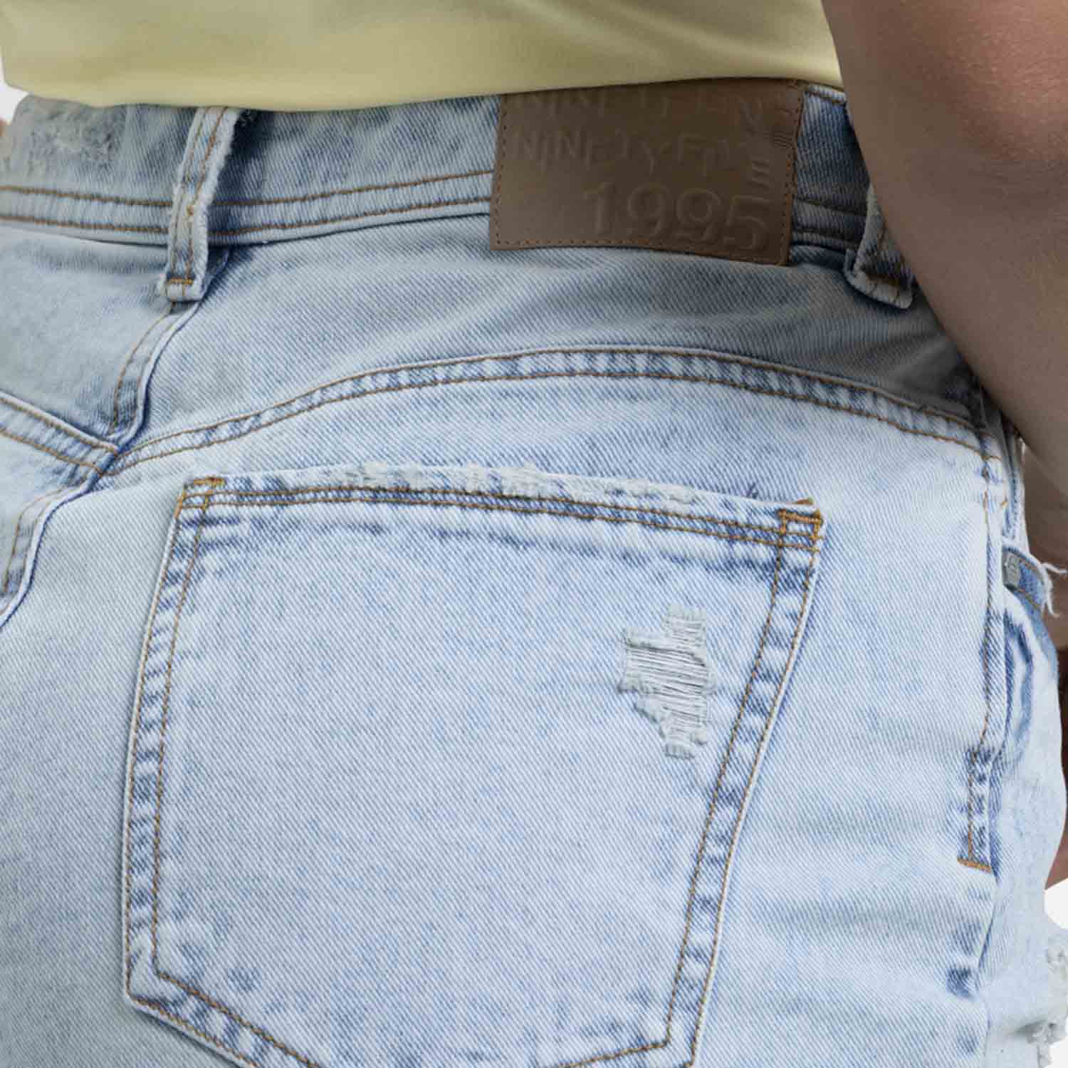 SHORT 5 BOLSILLOS COLOR AZUL CLARO