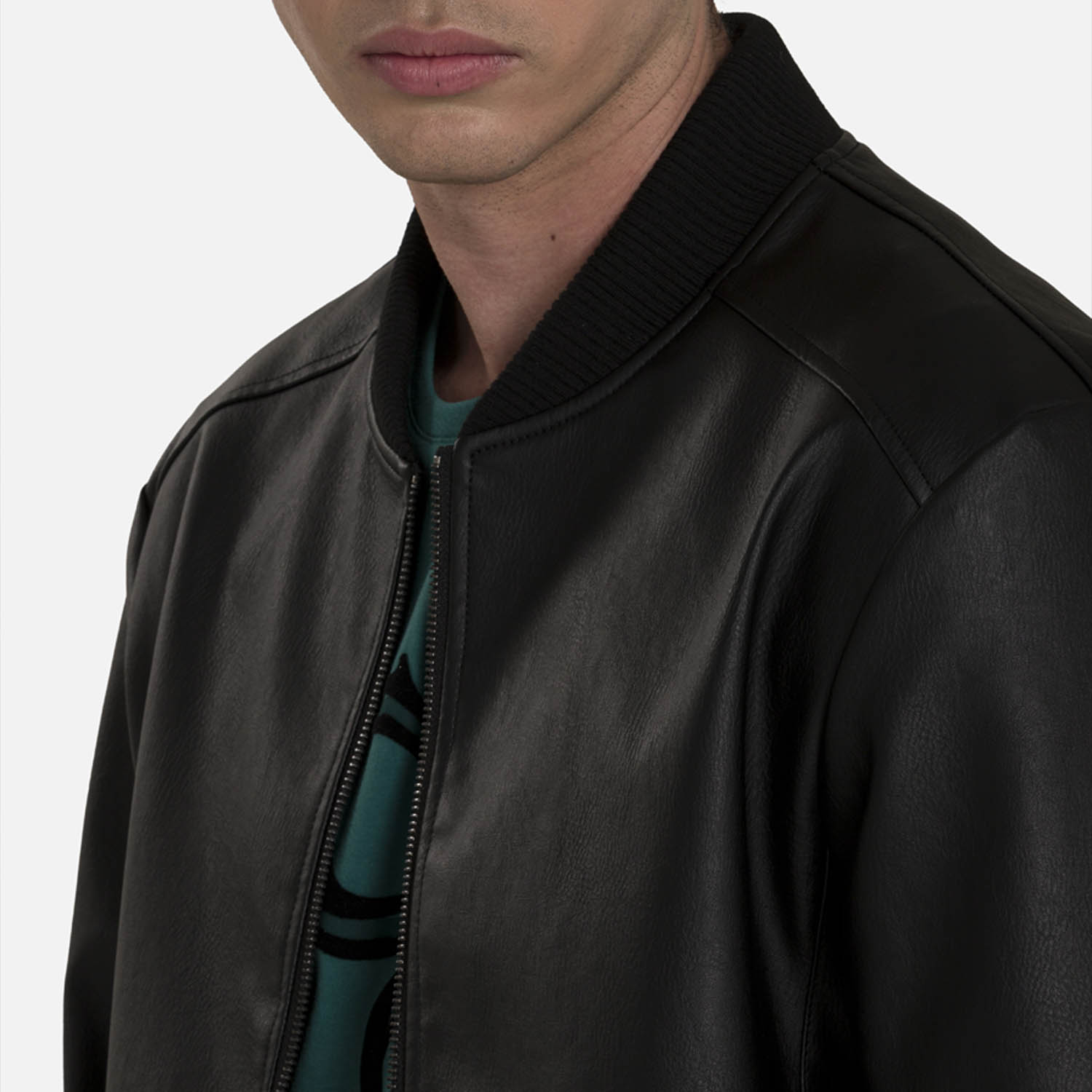 CHAQUETA BOMBER COLOR NEGRO