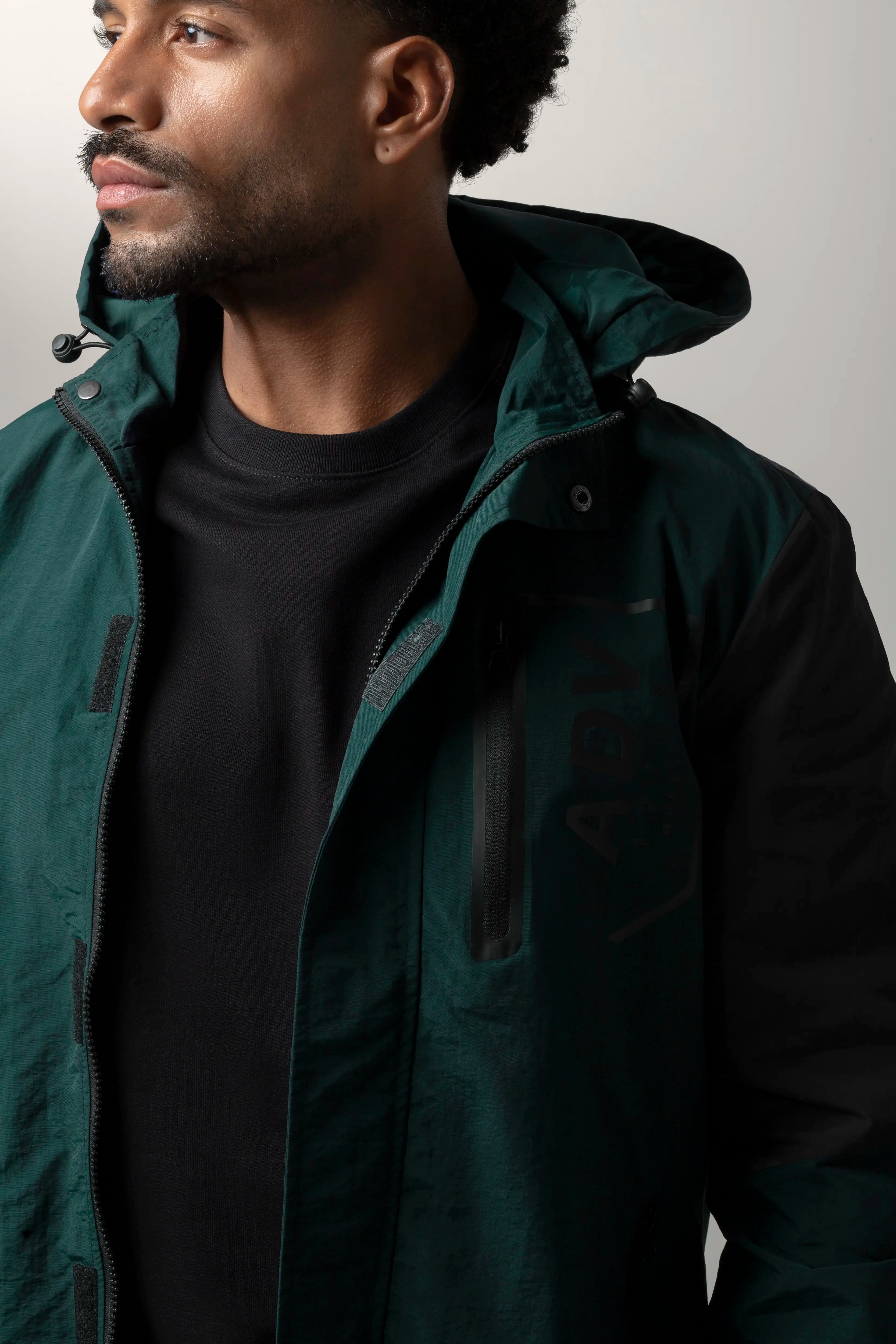 CHAQUETA ROMPEVIENTOS COLOR VERDE TORMENTA